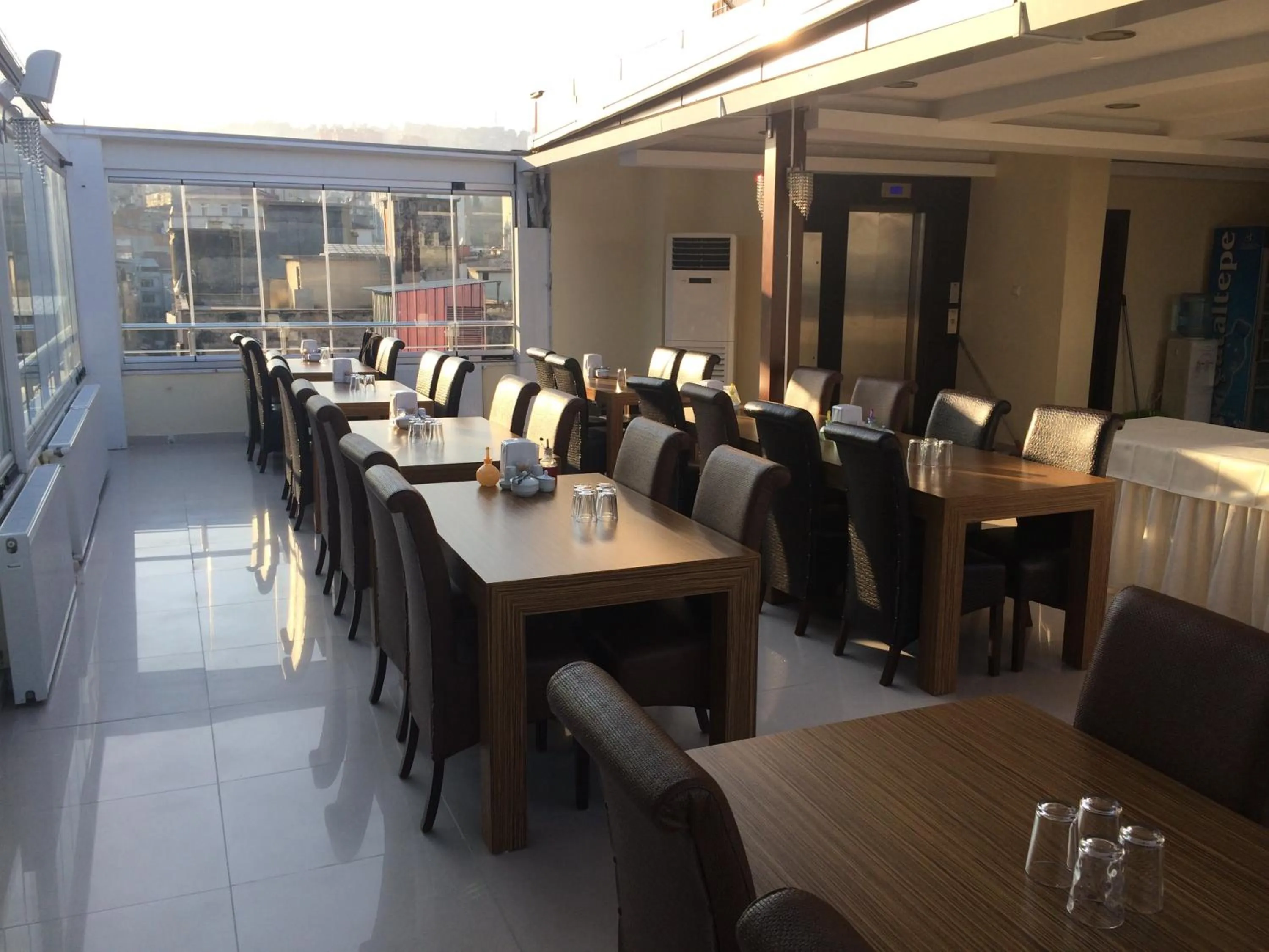 Restaurant/places to eat in Gloria Tibi Hotel