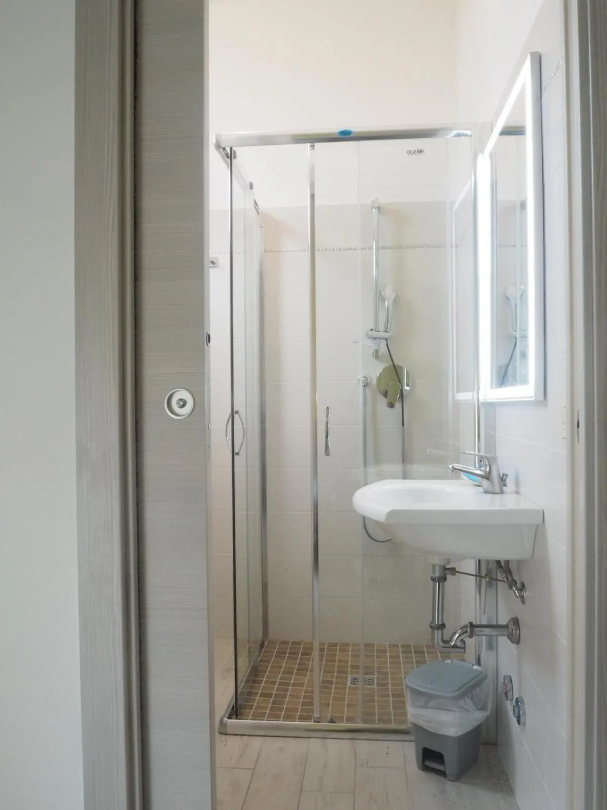 Shower in Hotel Frida