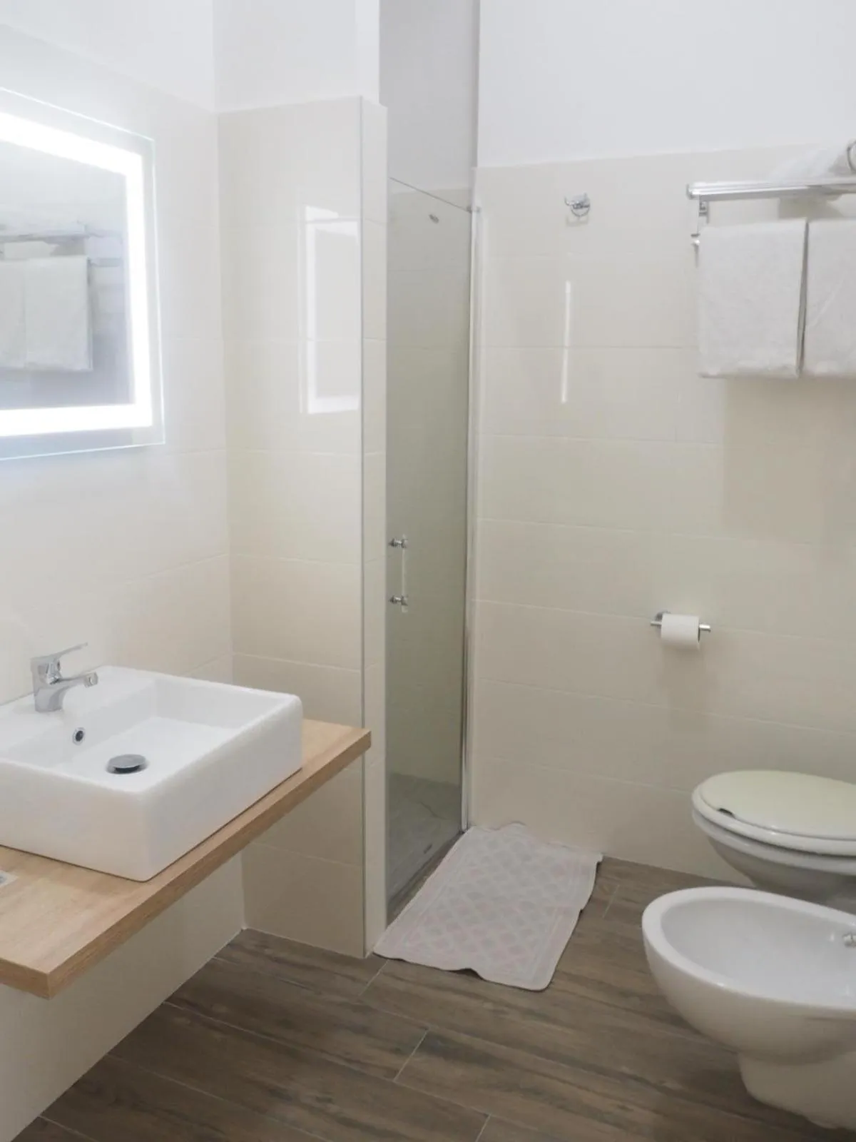 Shower in Hotel Frida