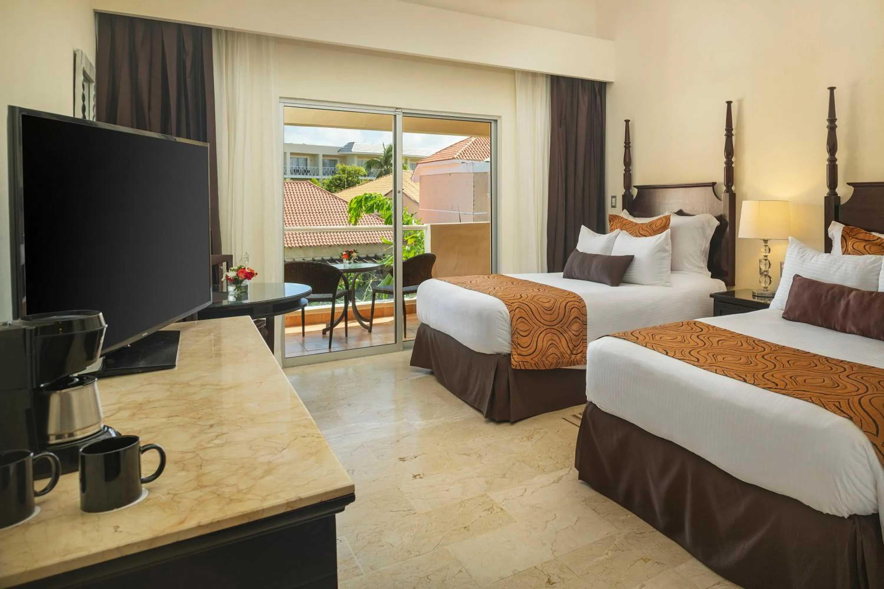 Photo of the whole room in Jewel Palm Beach