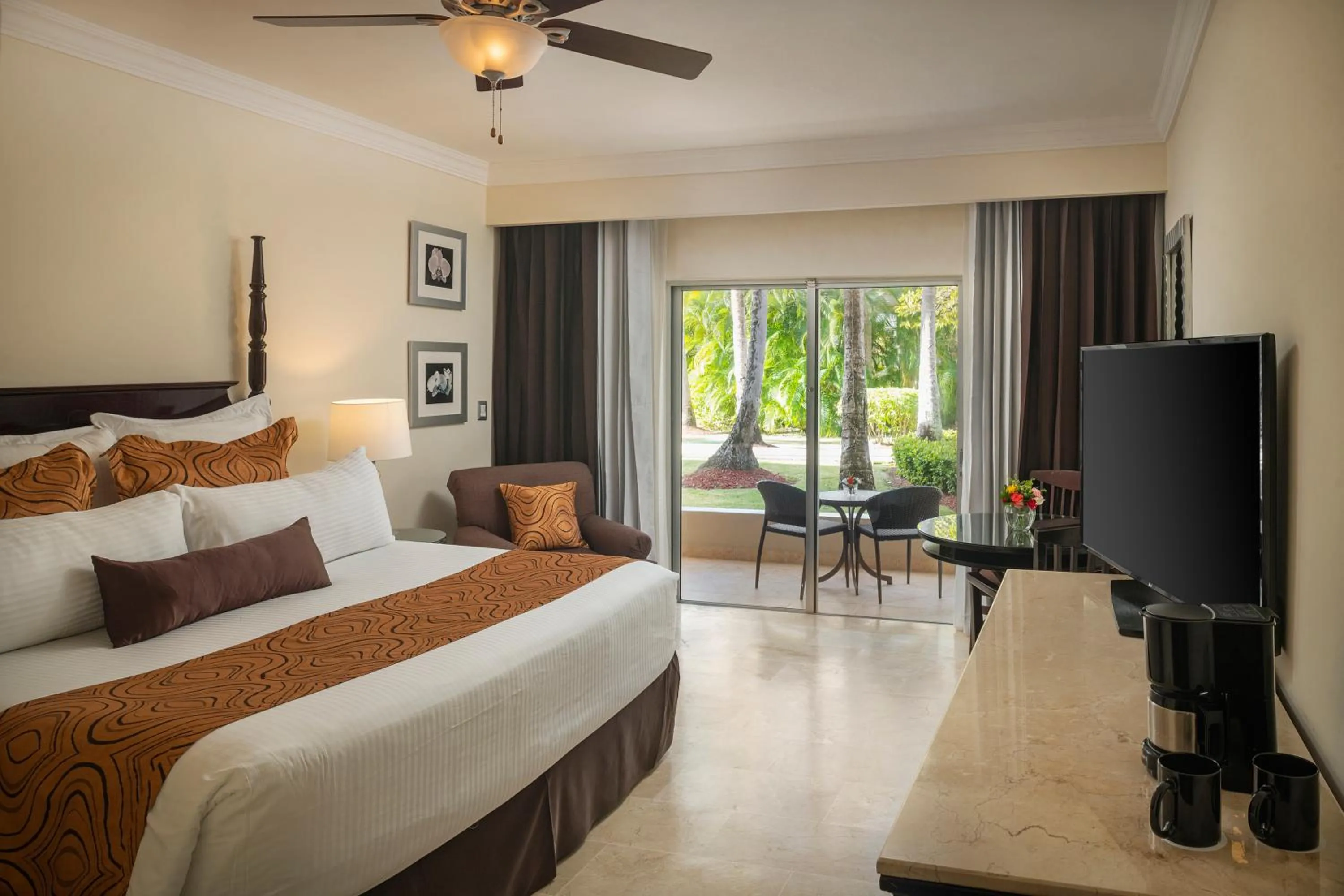 Photo of the whole room in Jewel Palm Beach