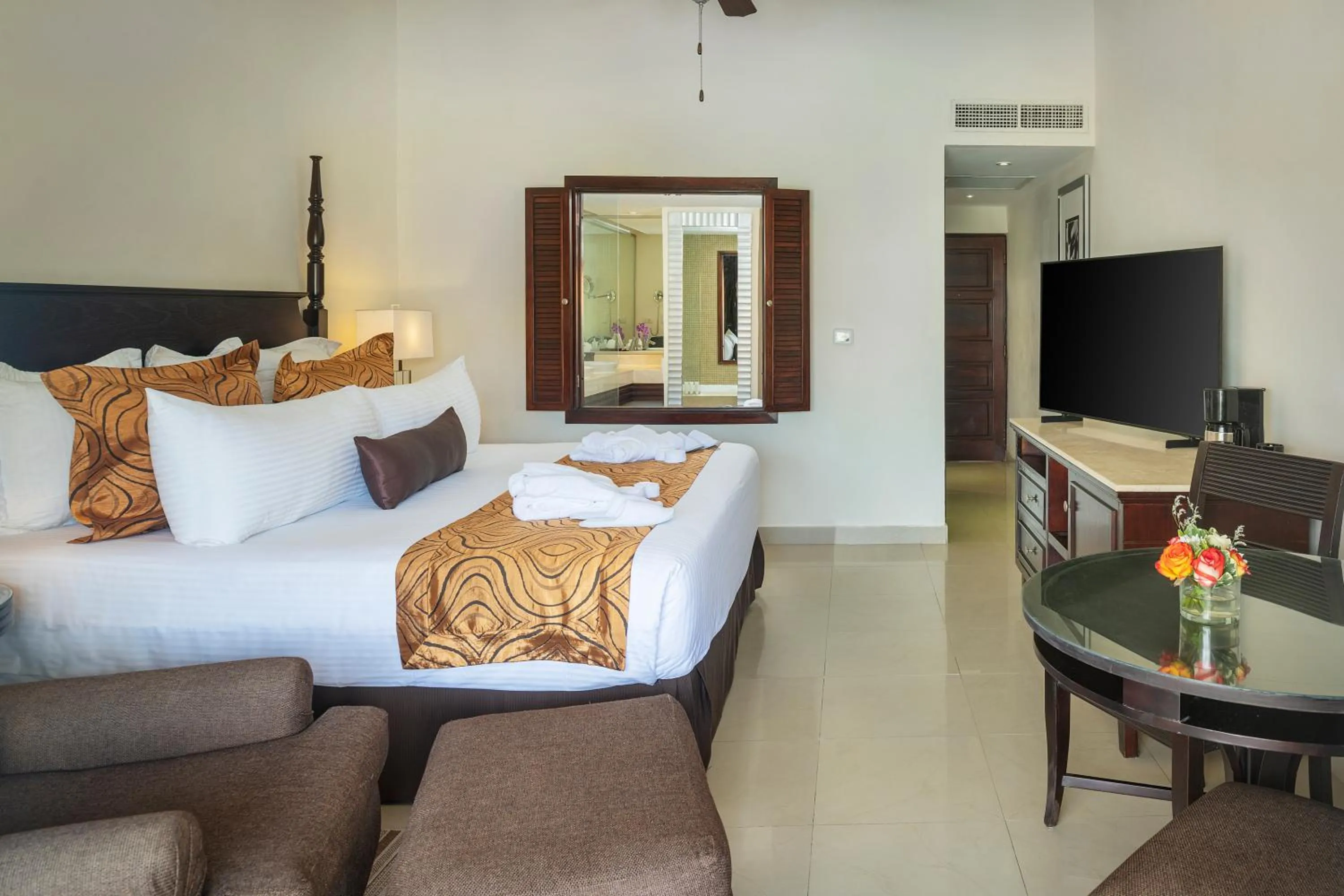 Photo of the whole room in Jewel Palm Beach