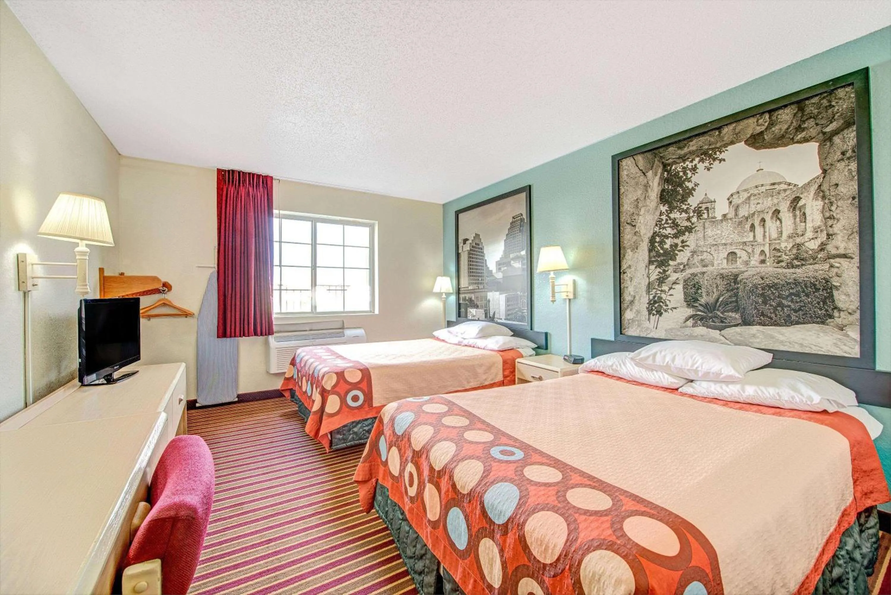 Photo of the whole room, Bed in Super 8 by Wyndham San Antonio/Fiesta