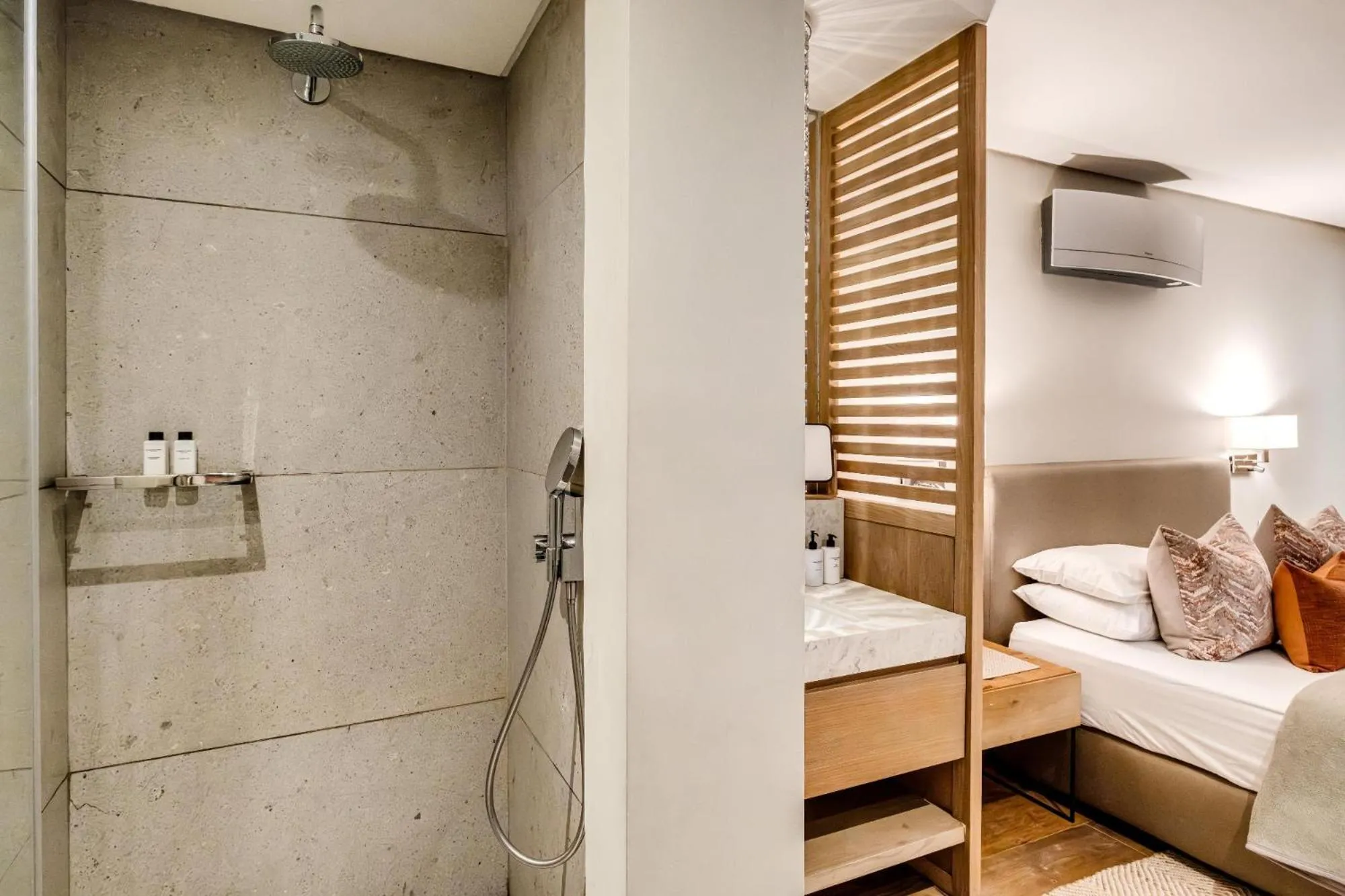 Shower, Bed in 53 On Napier