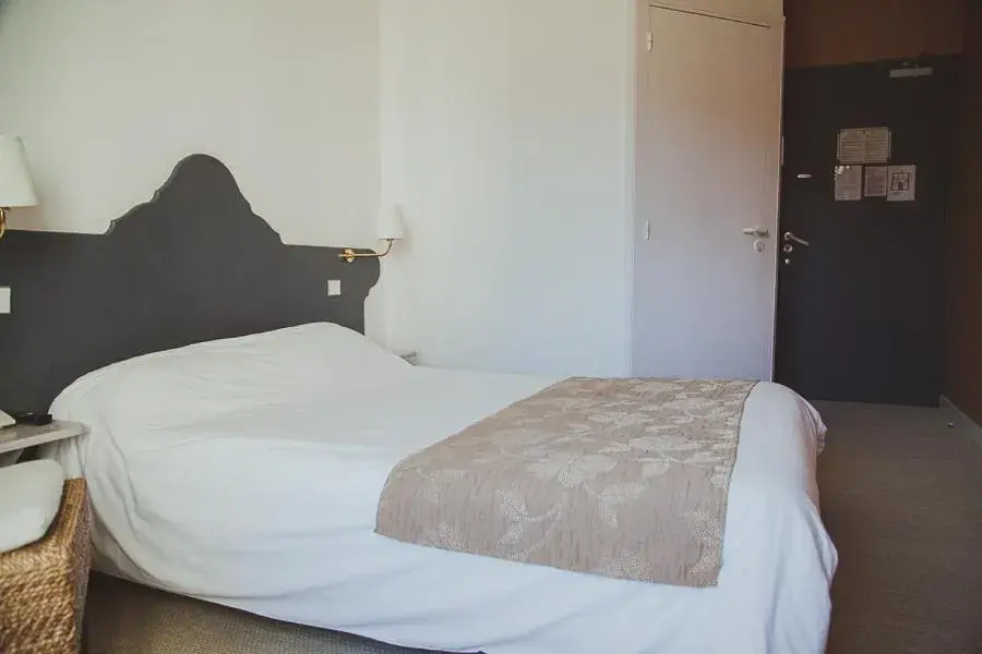 Bed in Hôtel Logis Le Bourbon Bed in Hôtel Logis Le Bourbon