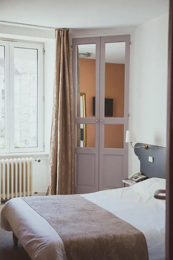 Bed in Hôtel Logis Le Bourbon Bed in Hôtel Logis Le Bourbon