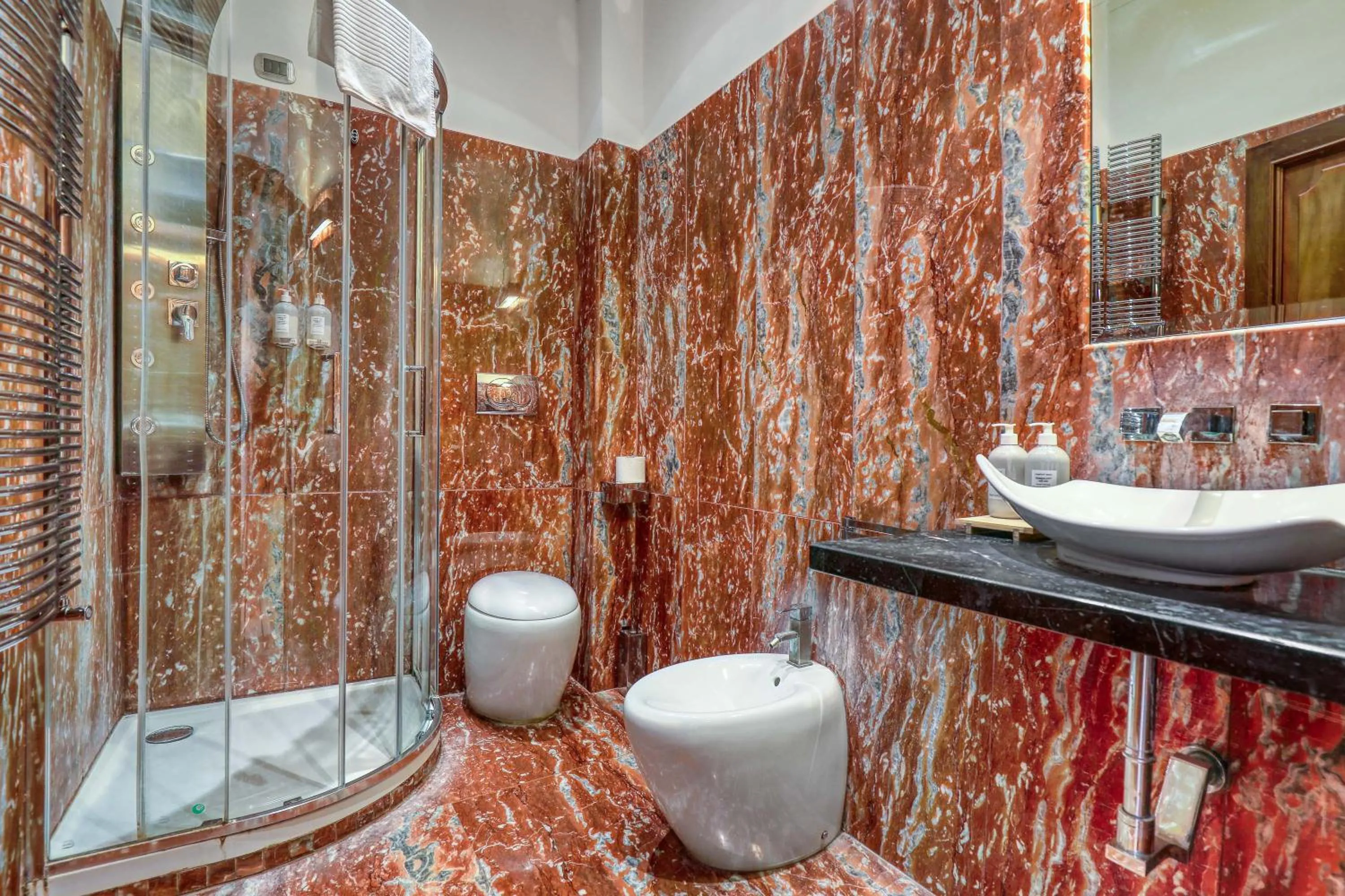 Shower in Spagna Dream Suites