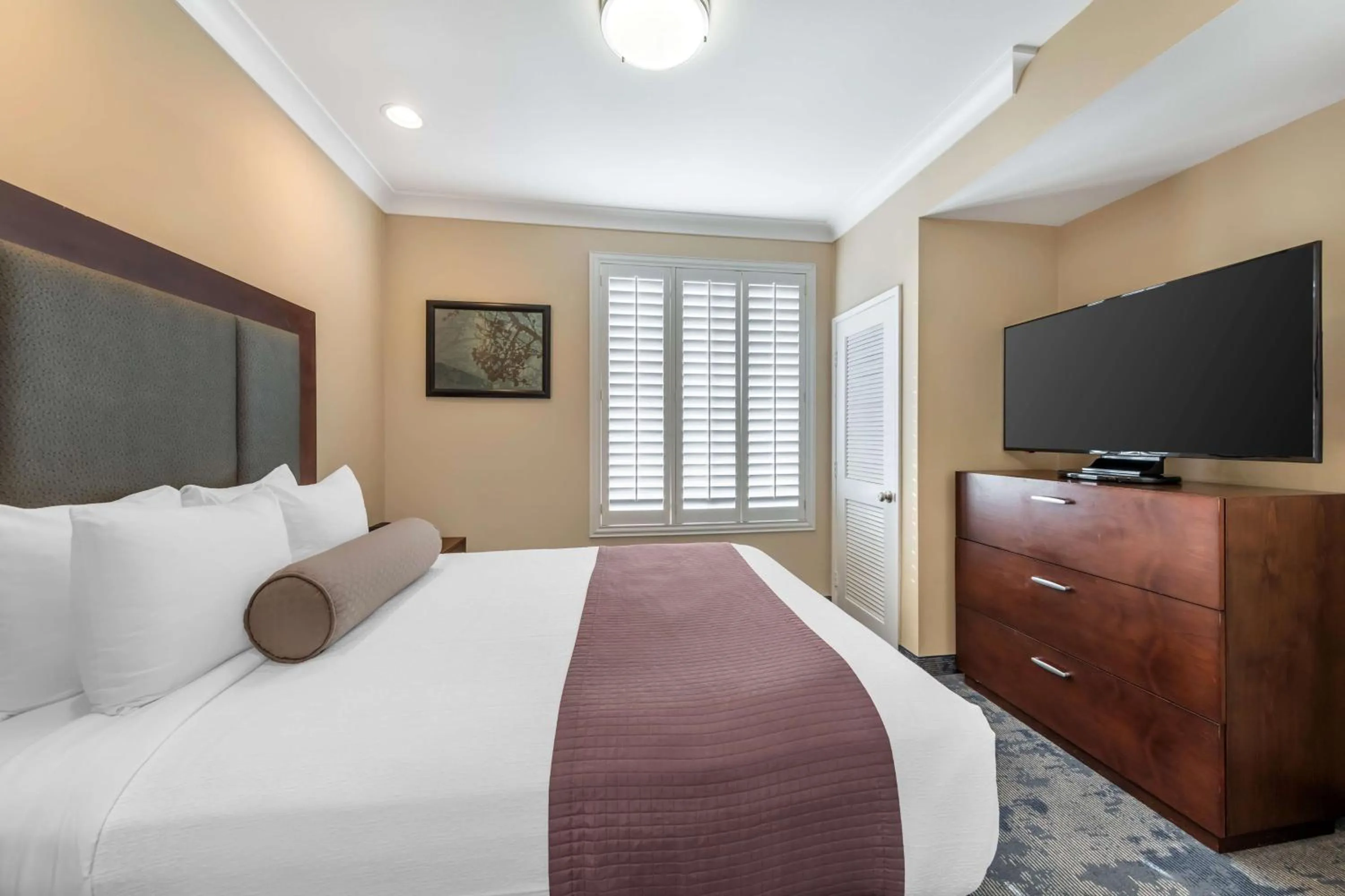 Photo of the whole room, Bed in Best Western PLUS Avita Suites