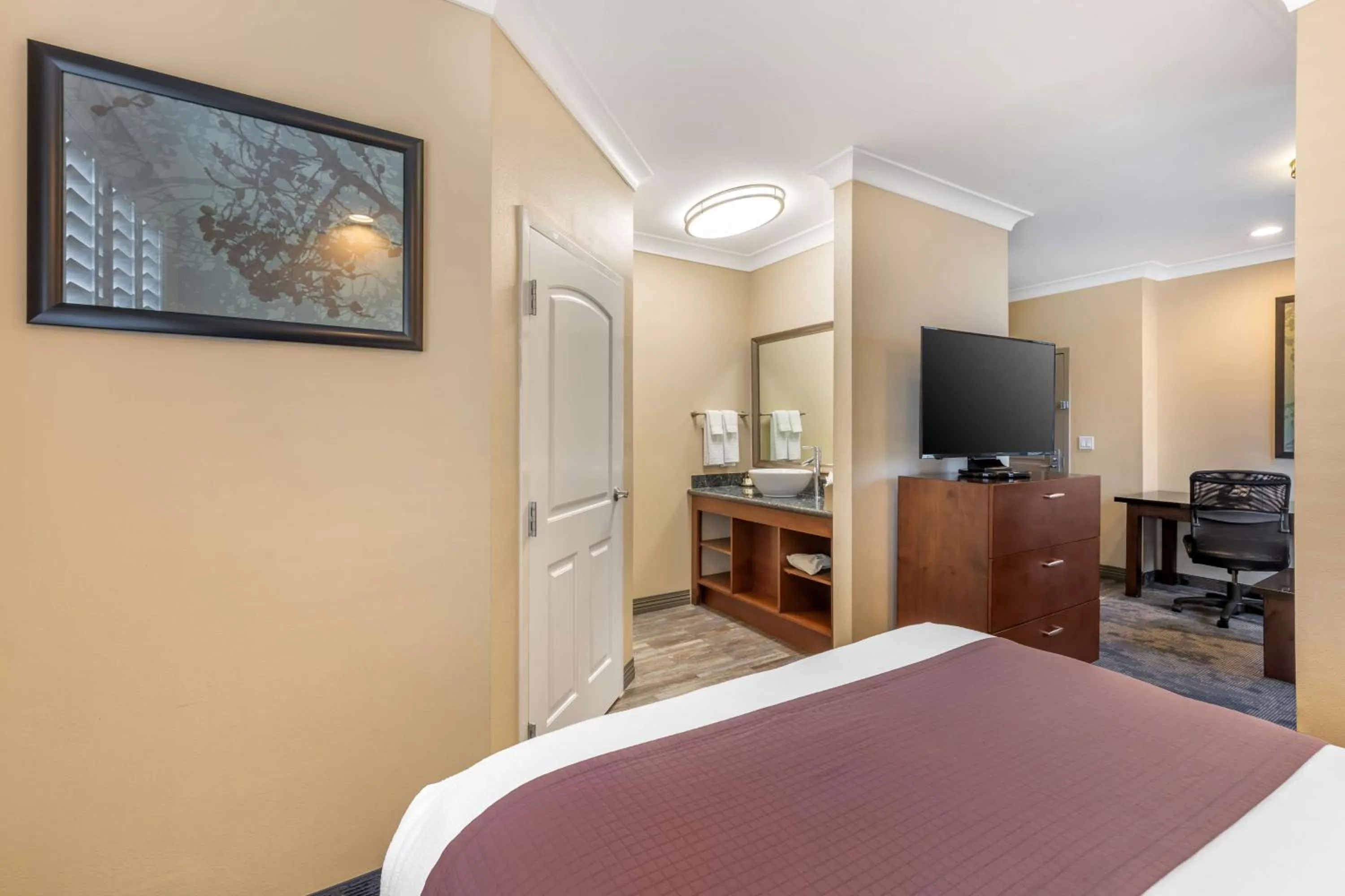 Photo of the whole room, Bed in Best Western PLUS Avita Suites