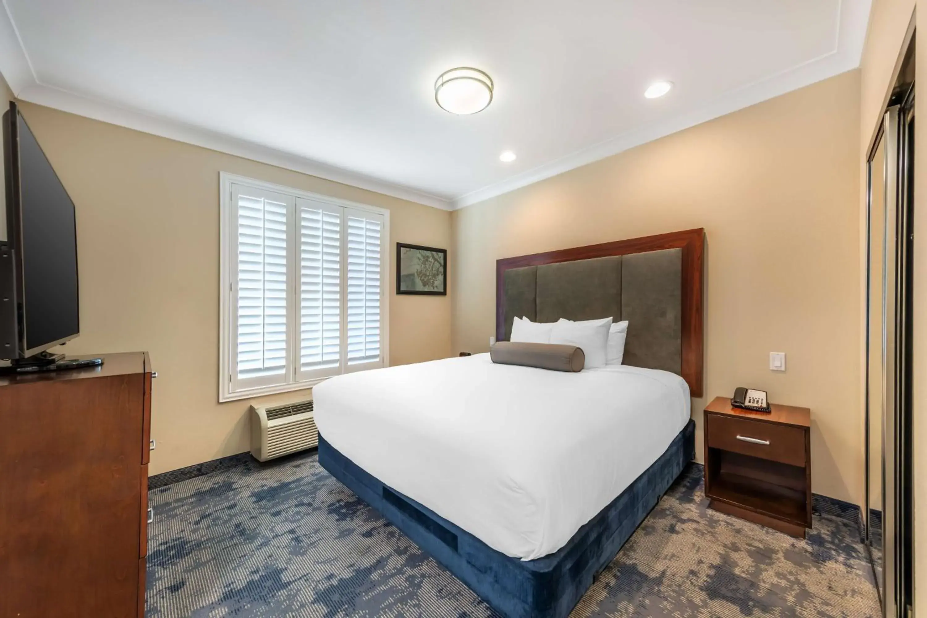 Photo of the whole room, Bed in Best Western PLUS Avita Suites Photo of the whole room, Bed in Best Western PLUS Avita Suites