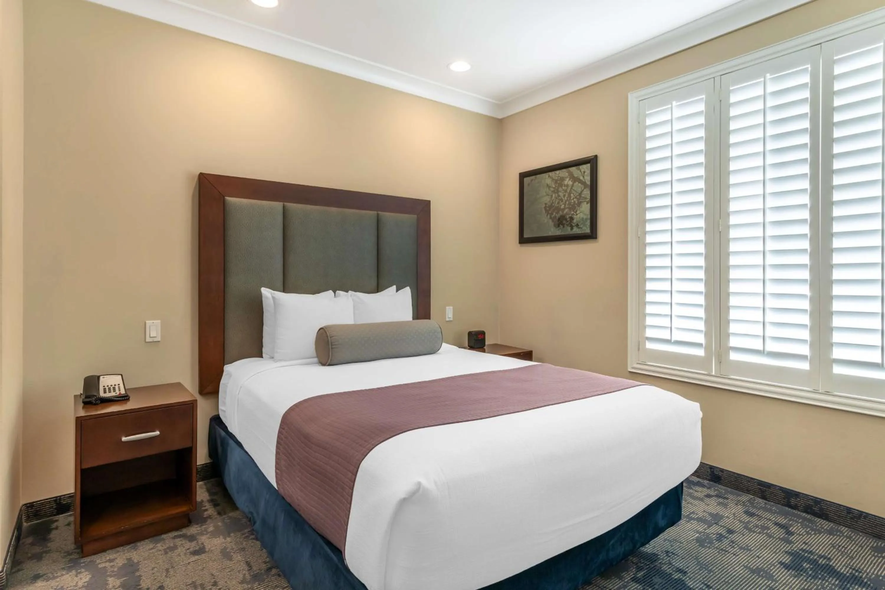 Photo of the whole room, Bed in Best Western PLUS Avita Suites