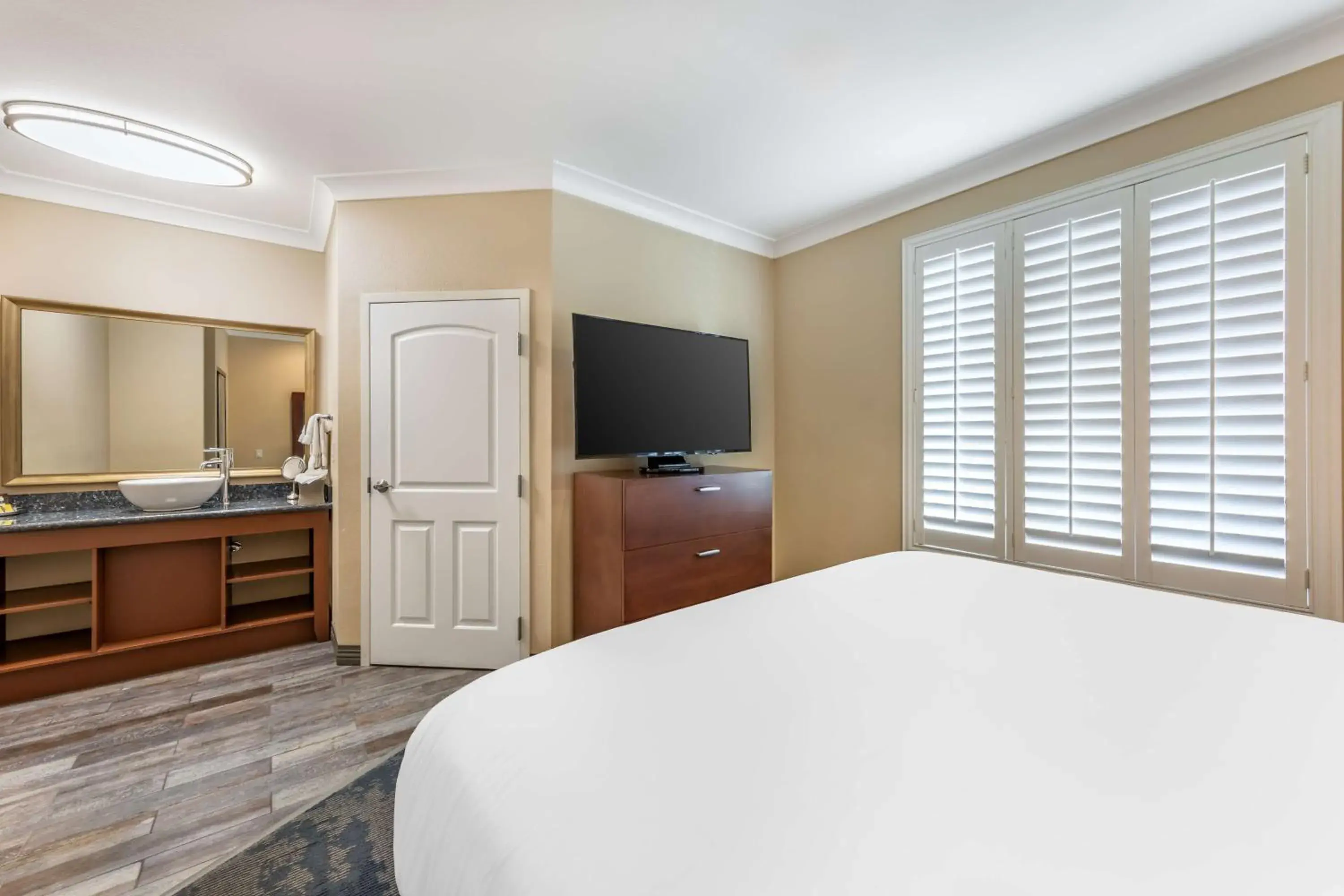 Photo of the whole room, Bed in Best Western PLUS Avita Suites Photo of the whole room, Bed in Best Western PLUS Avita Suites