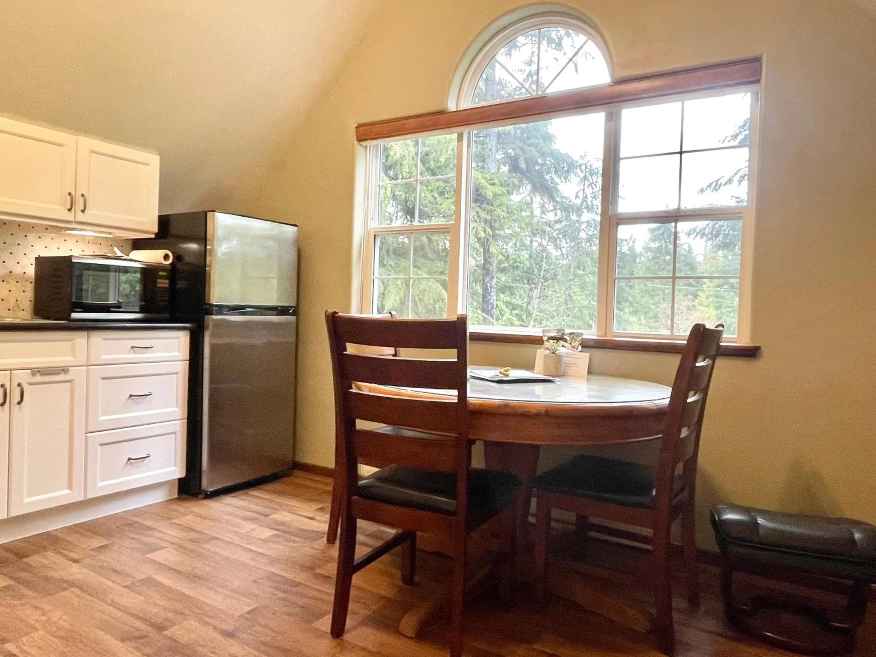 Dinner in Cobble Wood and Bird Sanctuary Guest Houses