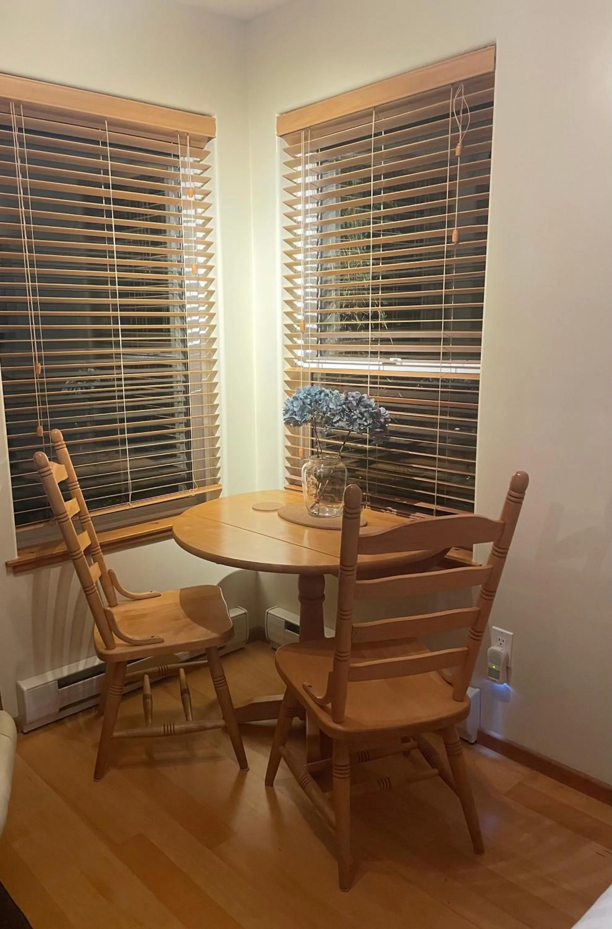 Seating area in Cobble Wood and Bird Sanctuary Guest Houses