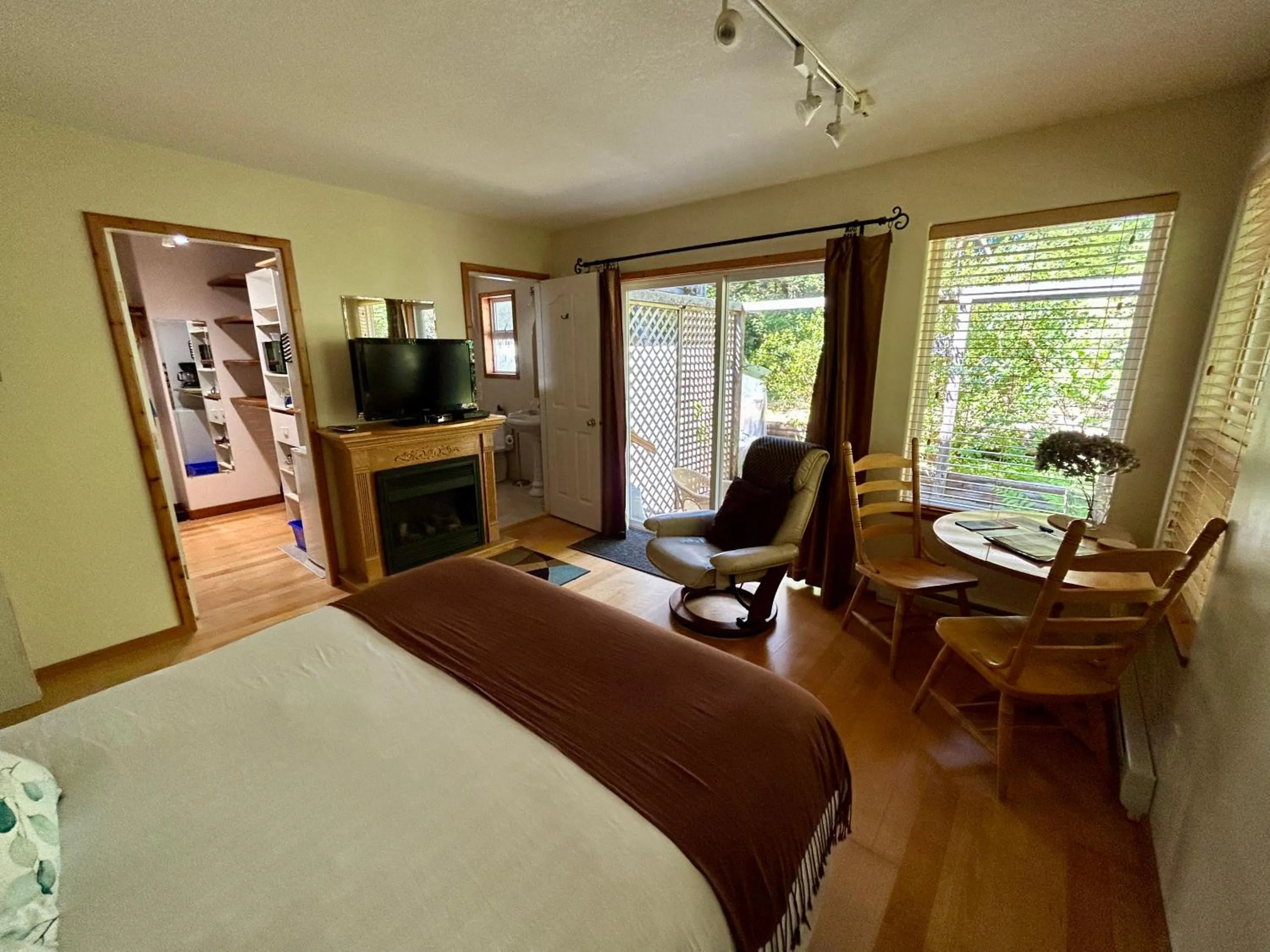 View (from property/room), Bed in Cobble Wood and Bird Sanctuary Guest Houses