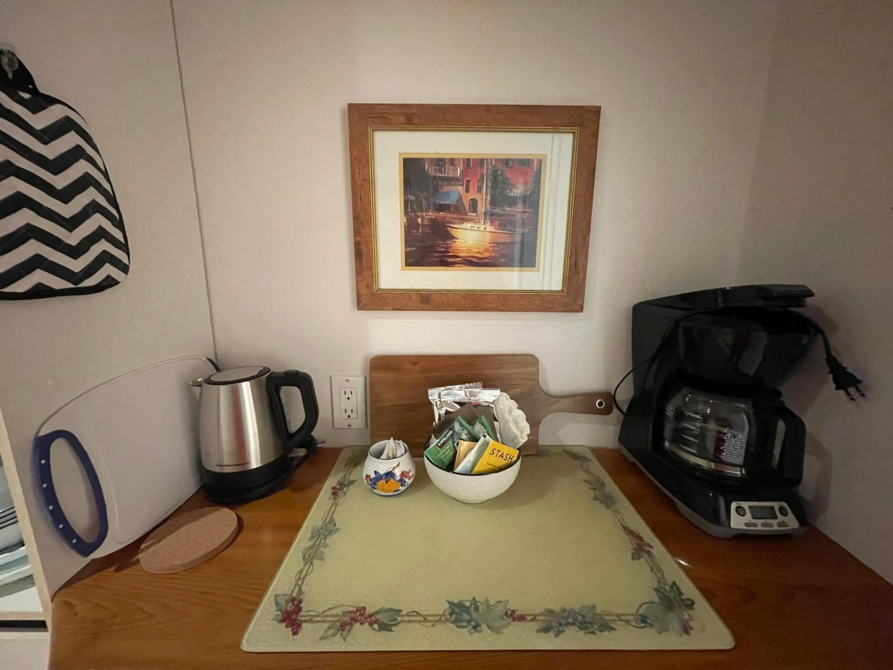 Coffee/tea facilities in Cobble Wood and Bird Sanctuary Guest Houses