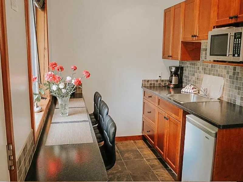 Kitchen or kitchenette in Cobble Wood and Bird Sanctuary Guest Houses