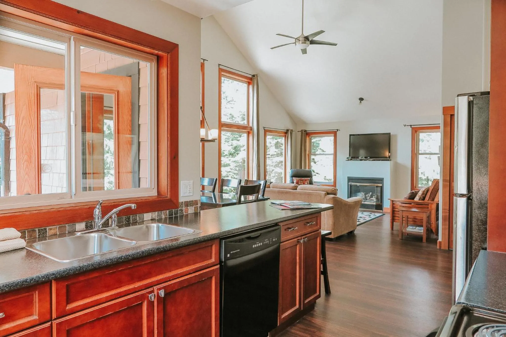 Kitchen or kitchenette in Cobble Wood and Bird Sanctuary Guest Houses