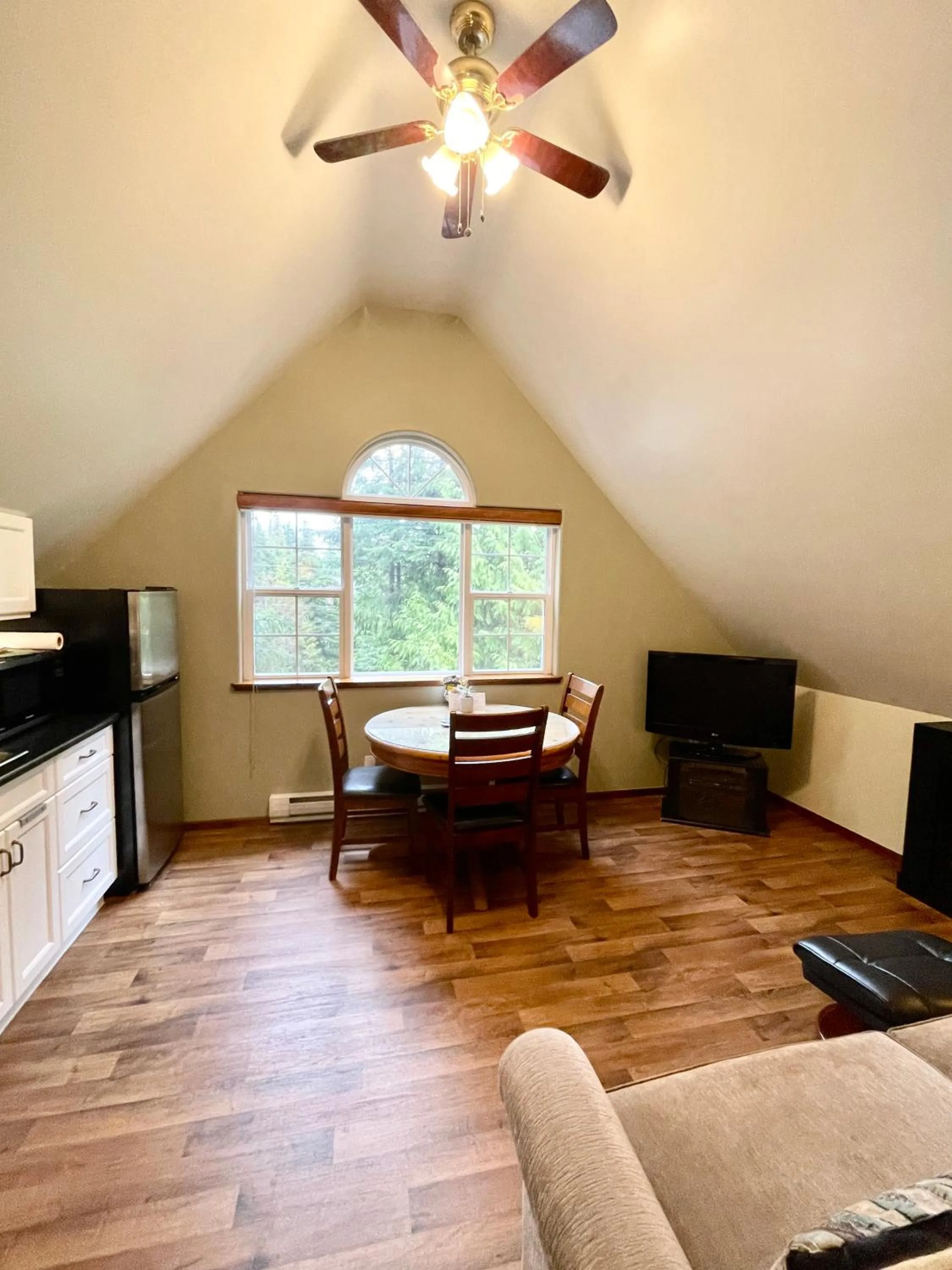 Dining area in Cobble Wood and Bird Sanctuary Guest Houses