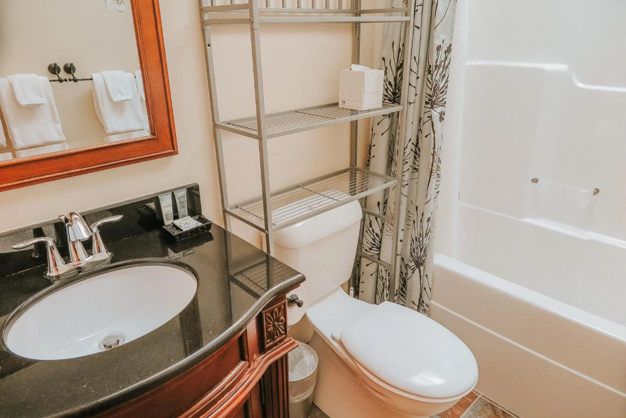 Bathroom in Cobble Wood and Bird Sanctuary Guest Houses