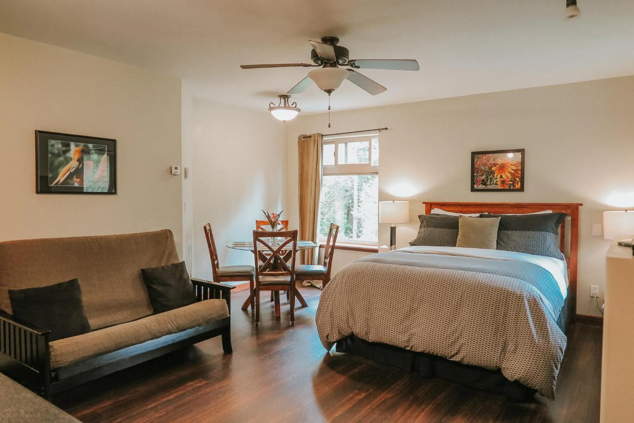 Photo of the whole room, Bed in Cobble Wood and Bird Sanctuary Guest Houses