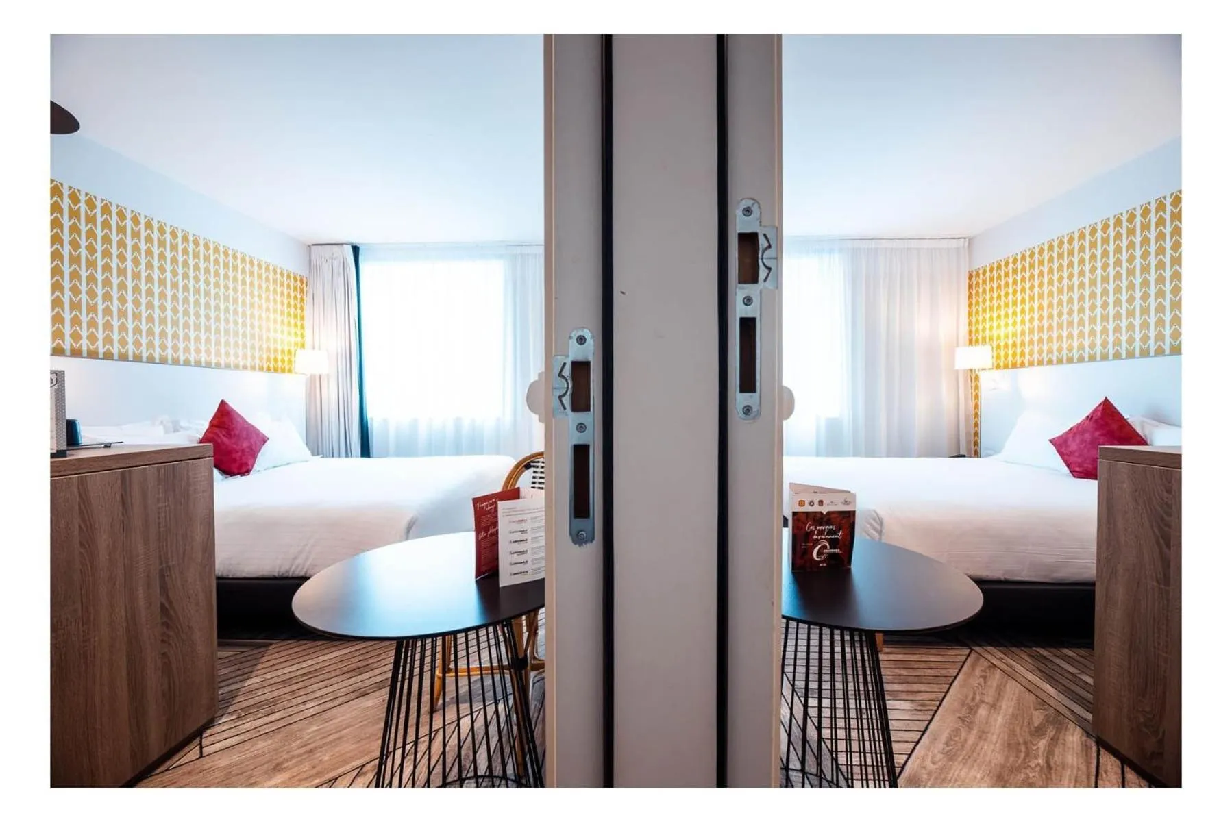 Bedroom, Bed in The Originals Boutique, Hôtel Maison Montmartre Paris Les Puces