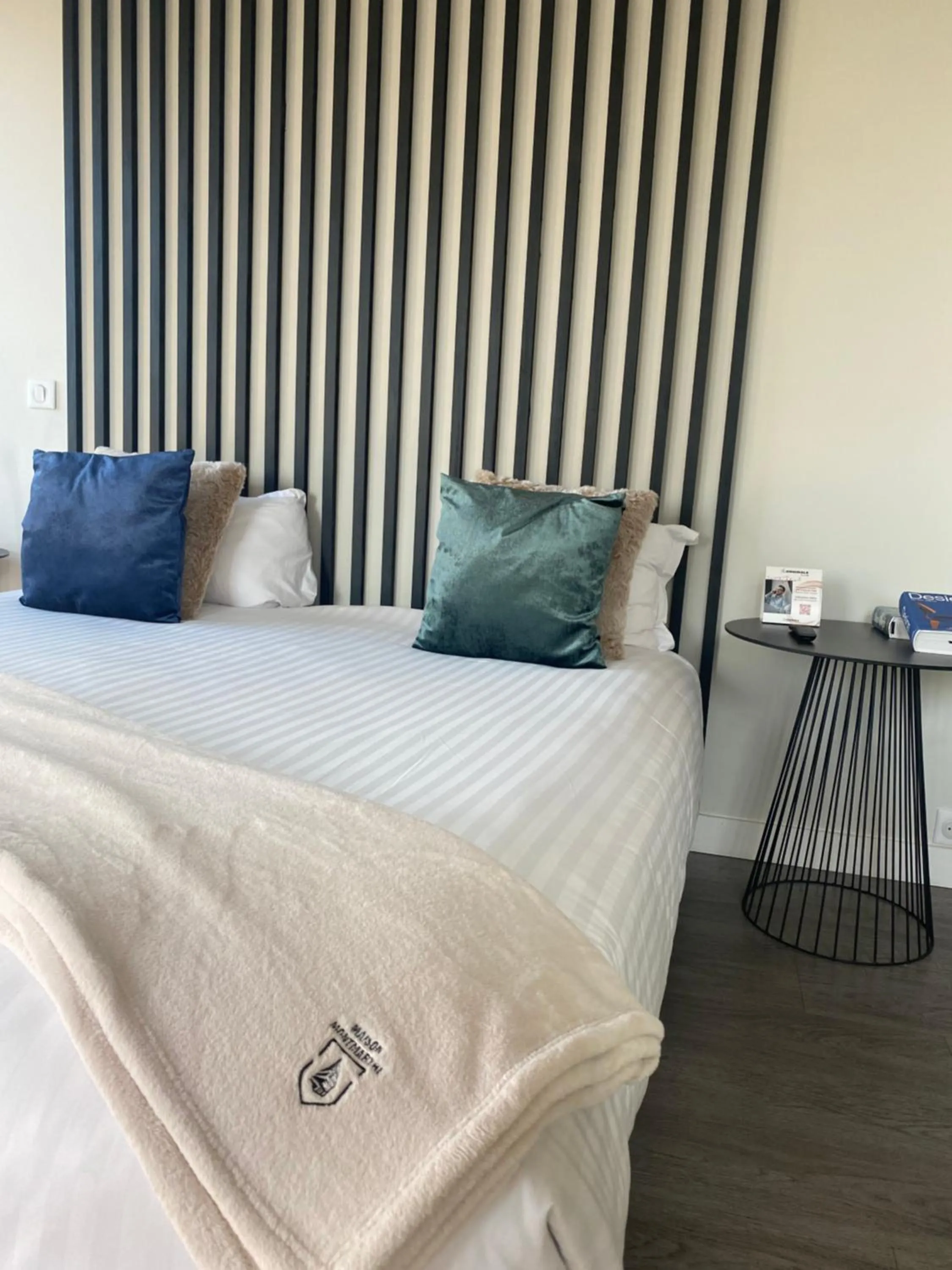 Bed in The Originals Boutique, Hôtel Maison Montmartre Paris Les Puces