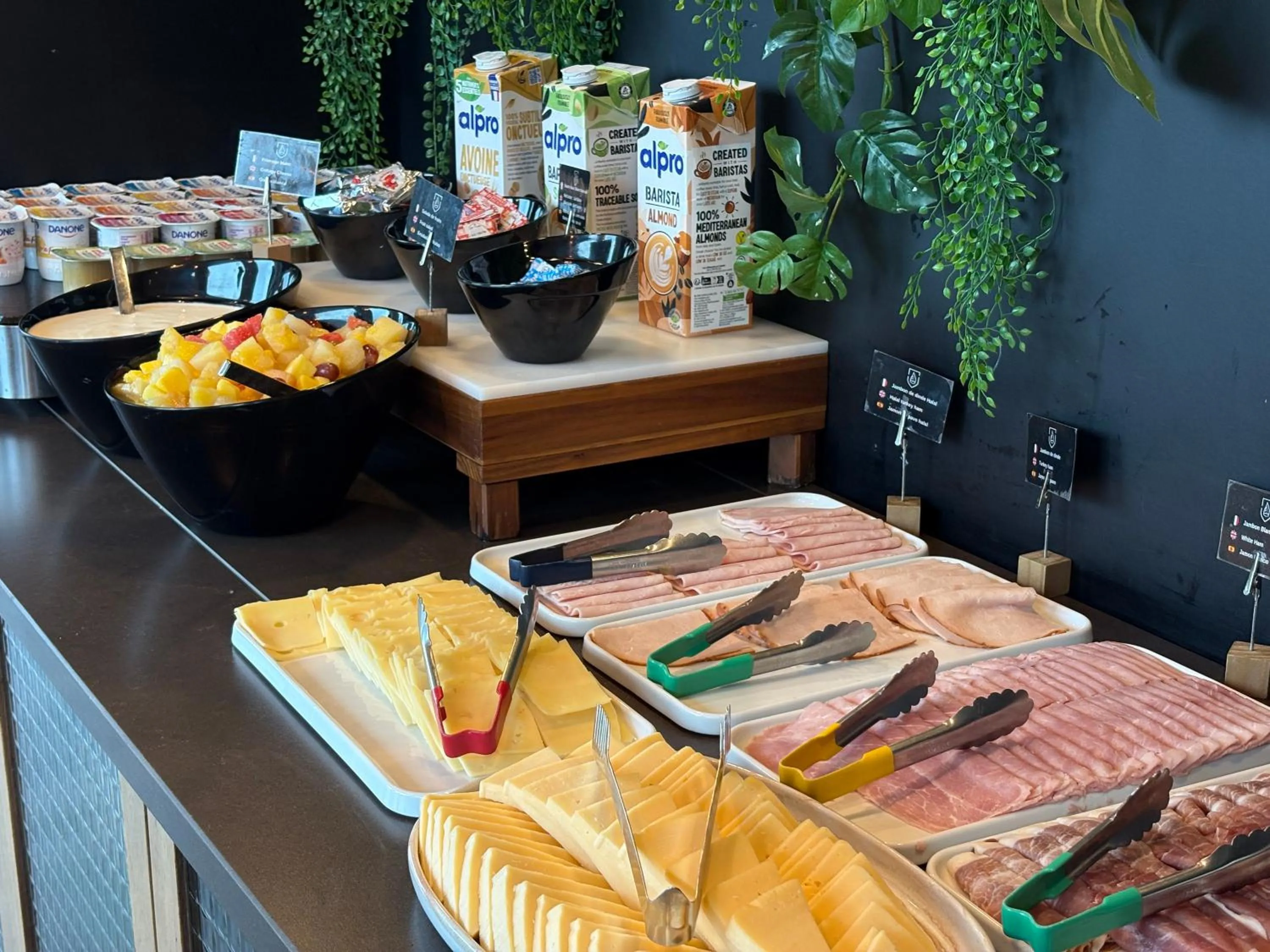 Breakfast in The Originals Boutique, Hôtel Maison Montmartre Paris Les Puces