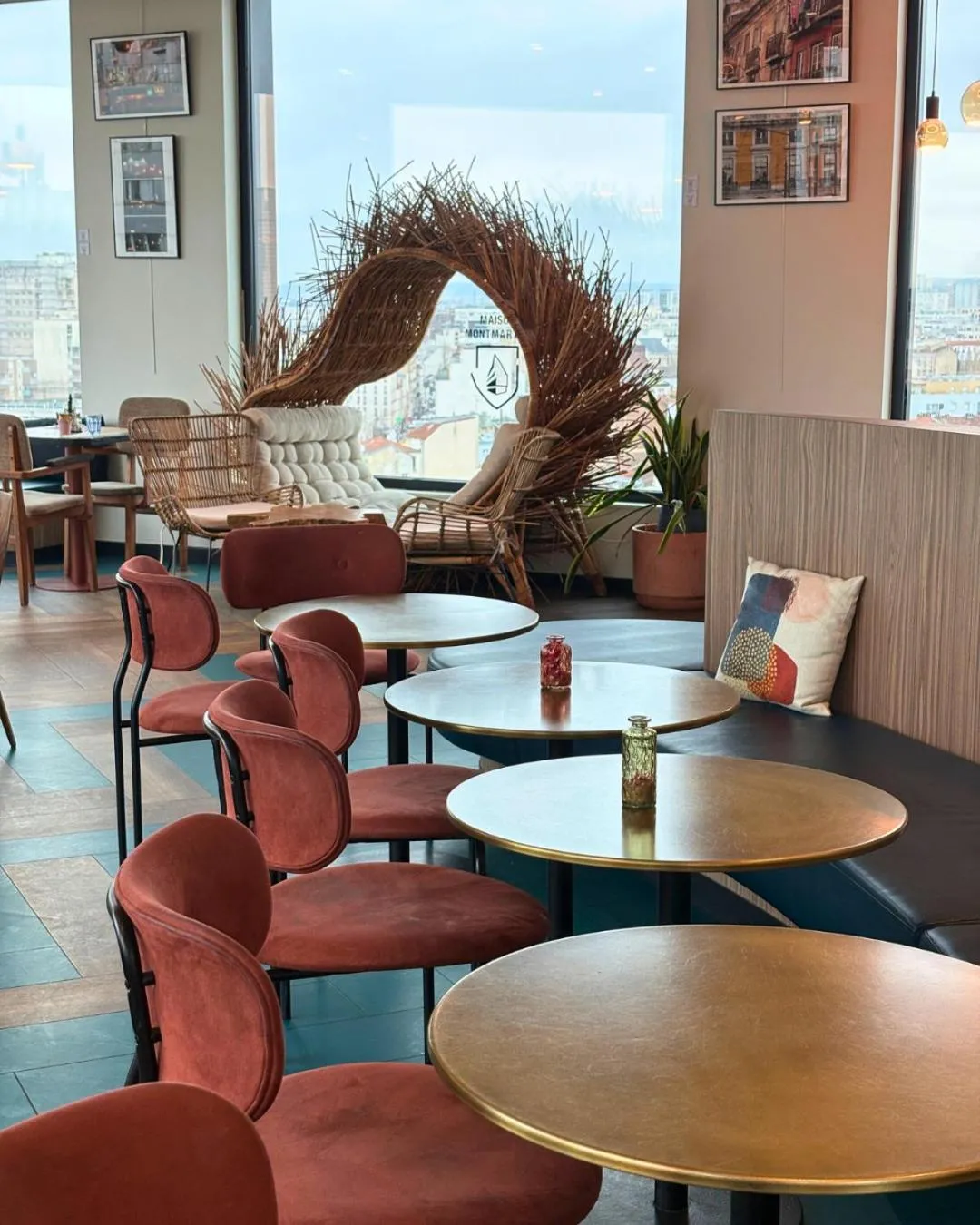 Lounge or bar in The Originals Boutique, Hôtel Maison Montmartre Paris Les Puces