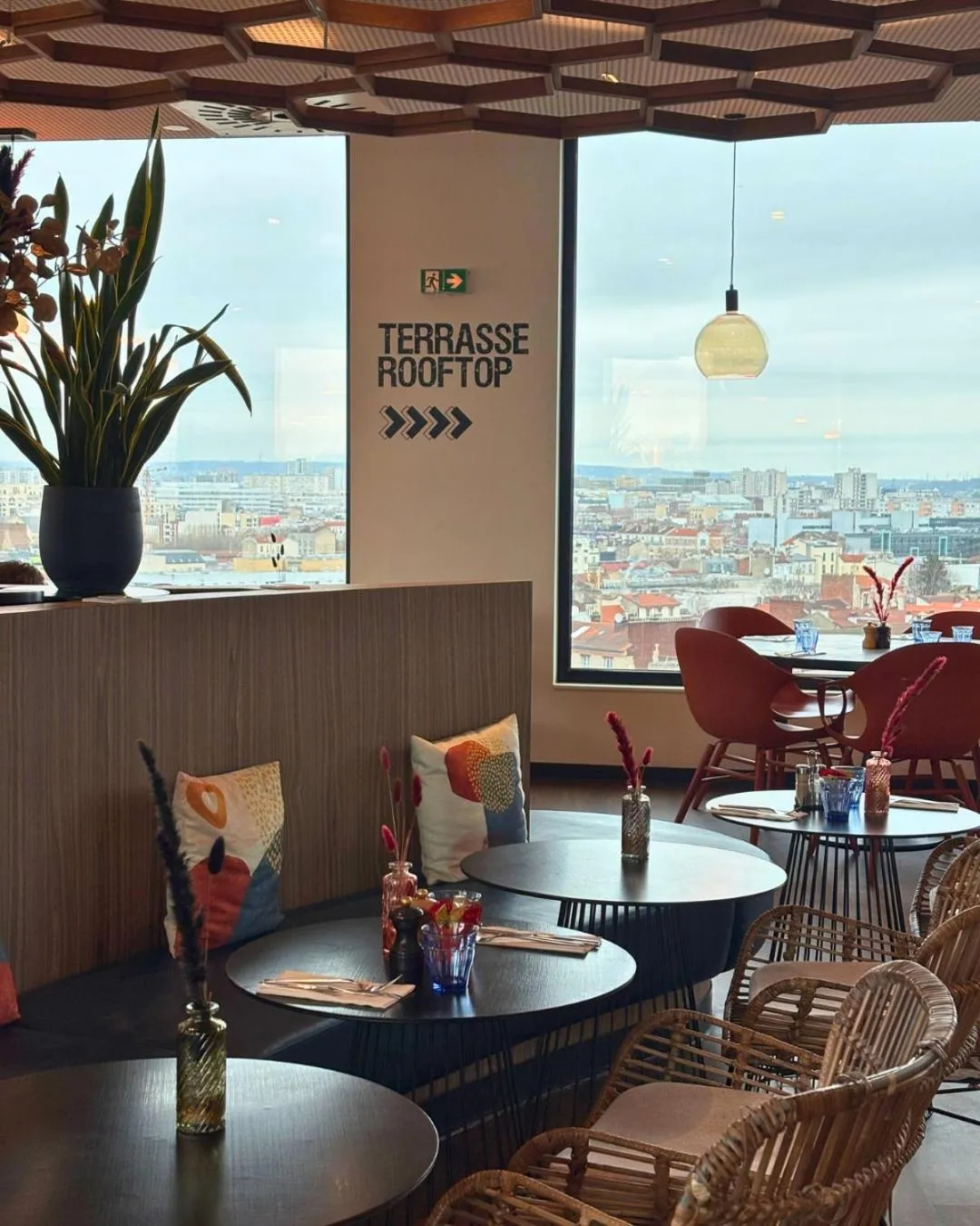 Lounge or bar in The Originals Boutique, Hôtel Maison Montmartre Paris Les Puces