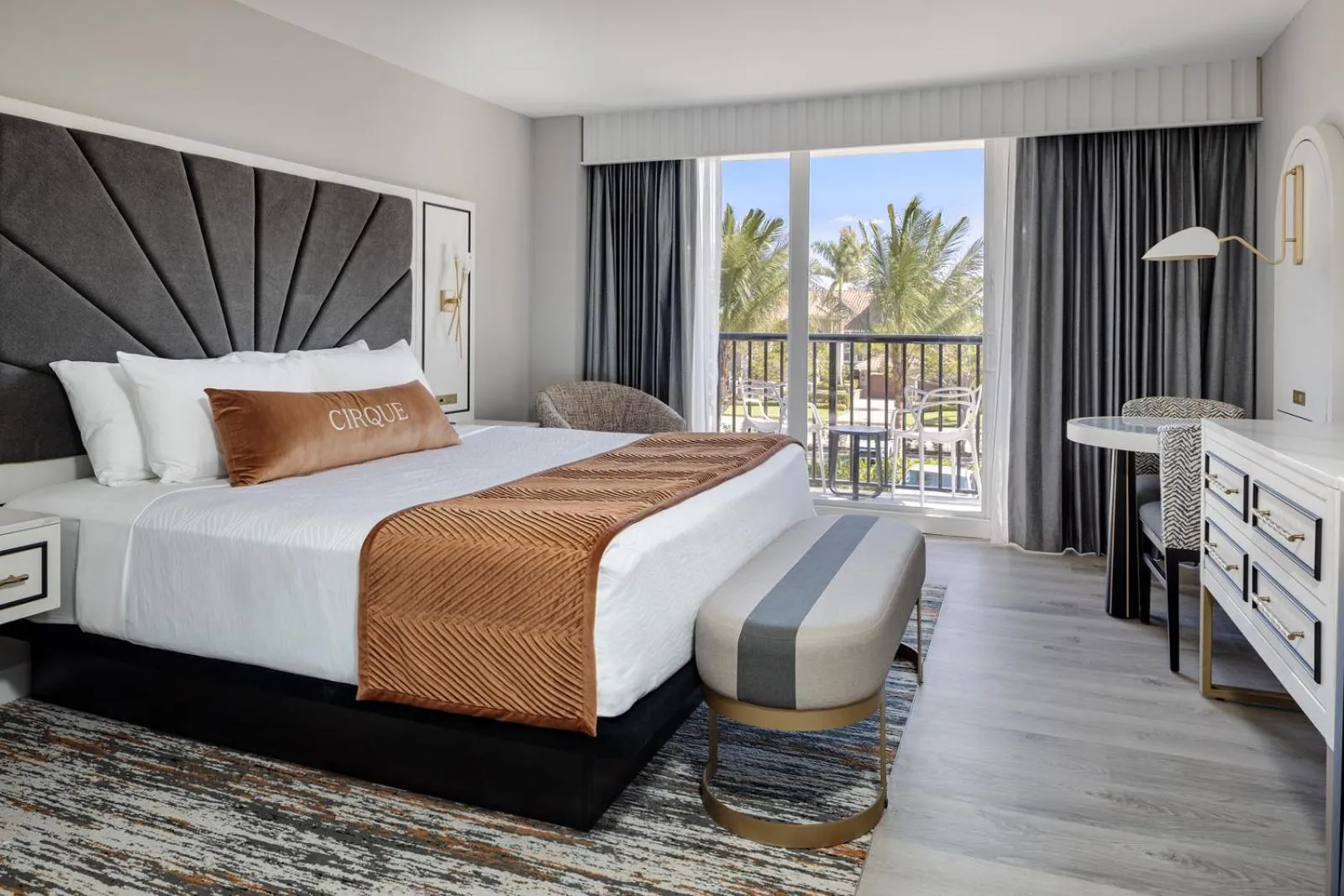 Bed in Cirque St Armands Beachside