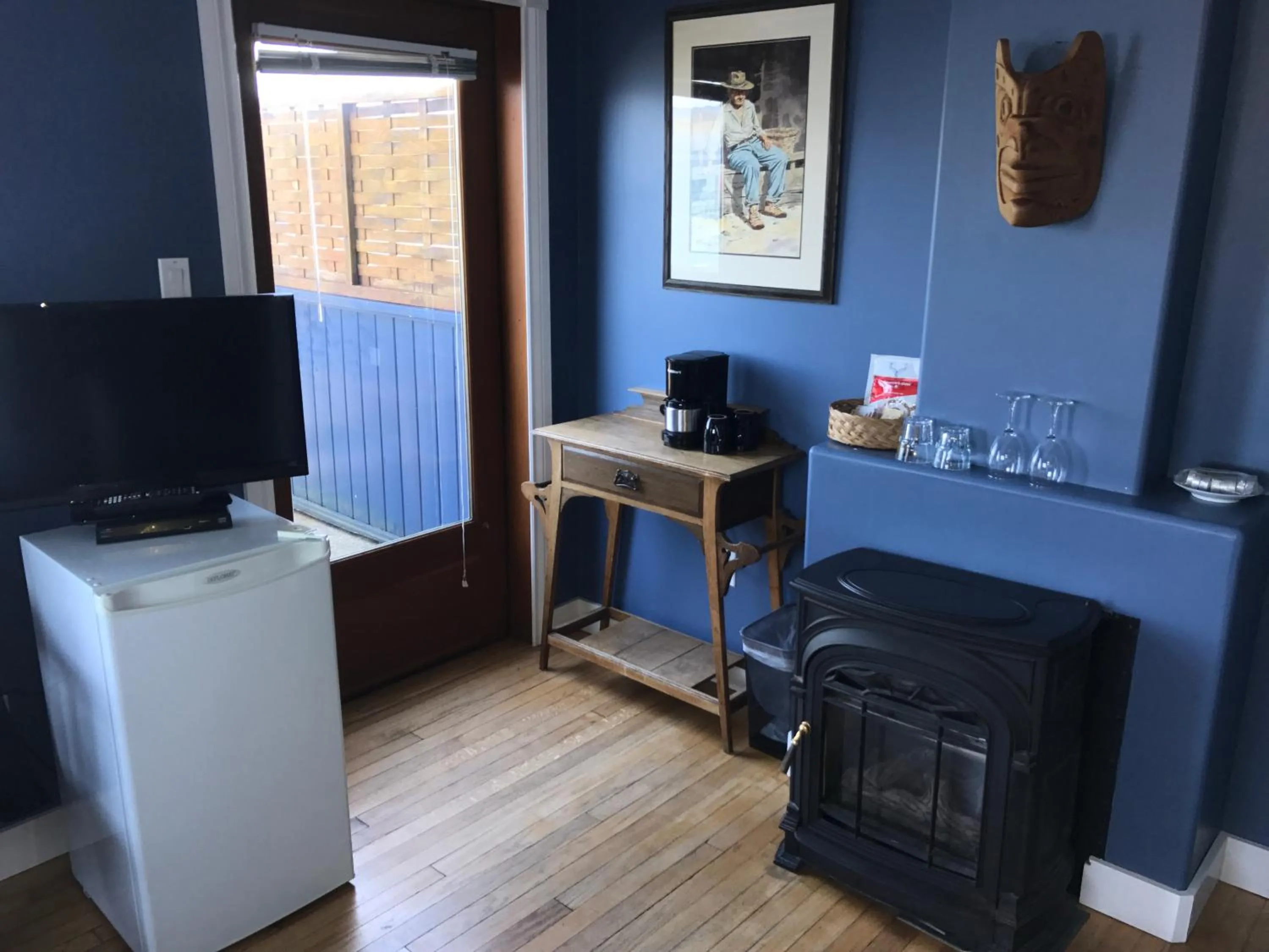 TV and multimedia in The Inn at Tough City