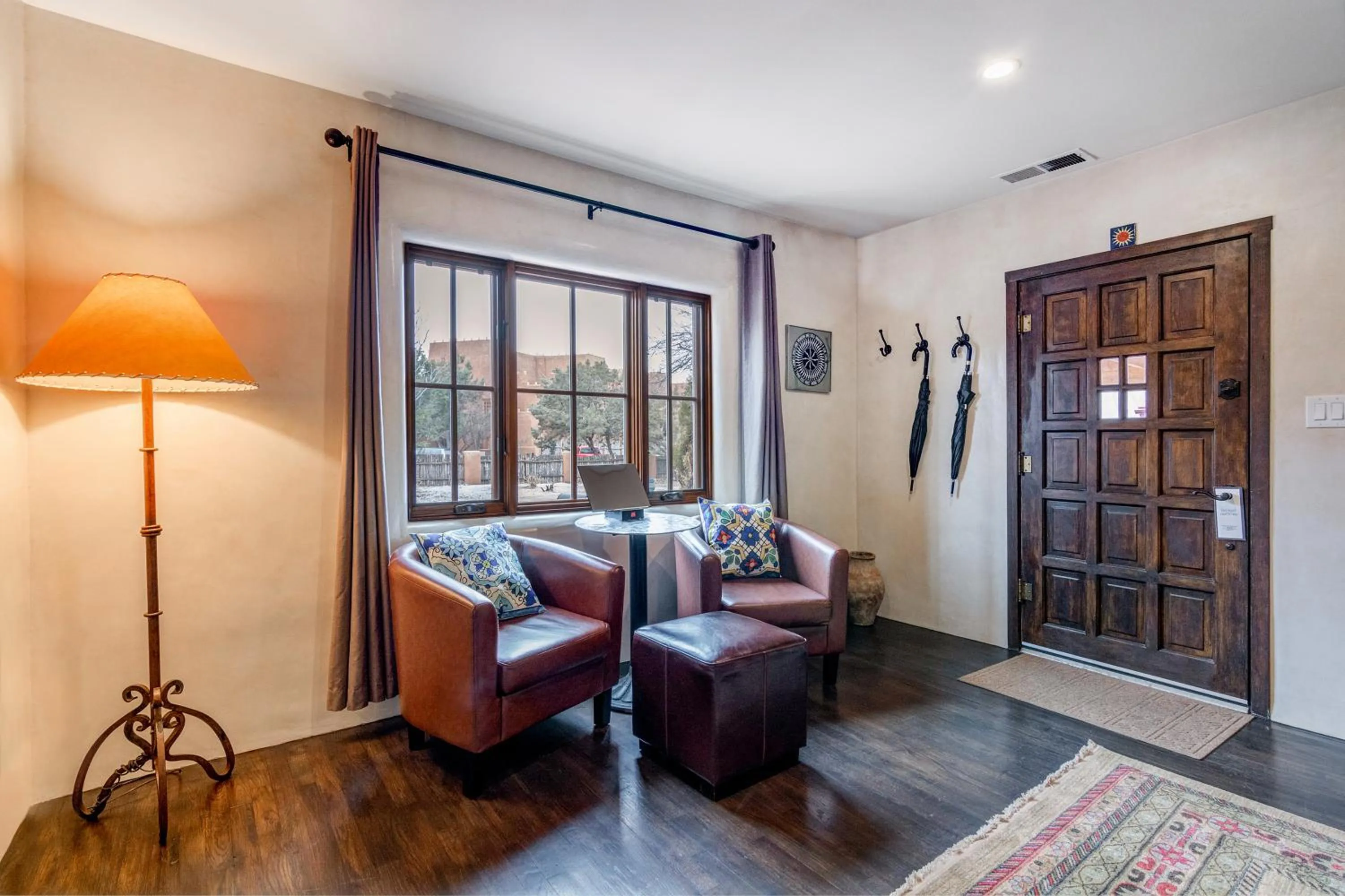 Seating area, Bed in Santa Fe Motel & Inn
