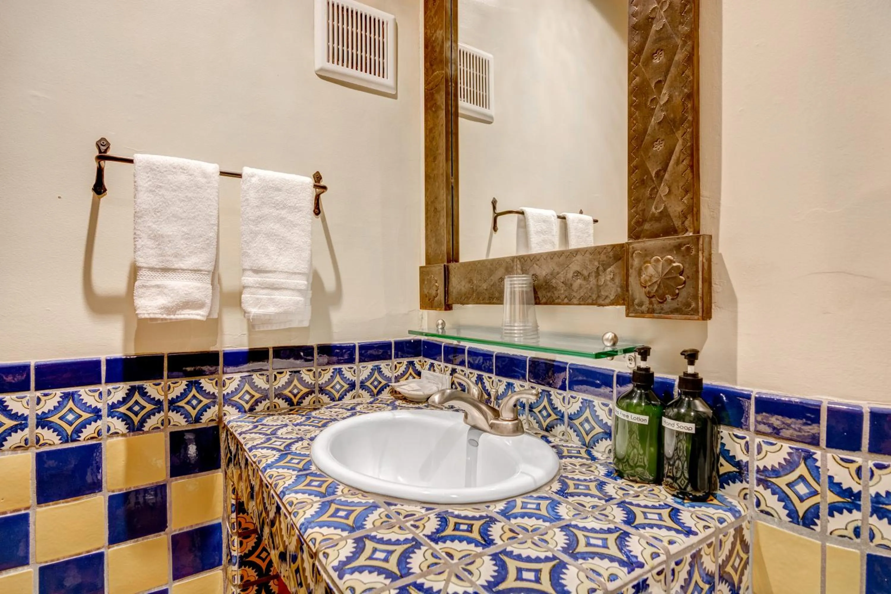 Bathroom in Santa Fe Motel & Inn