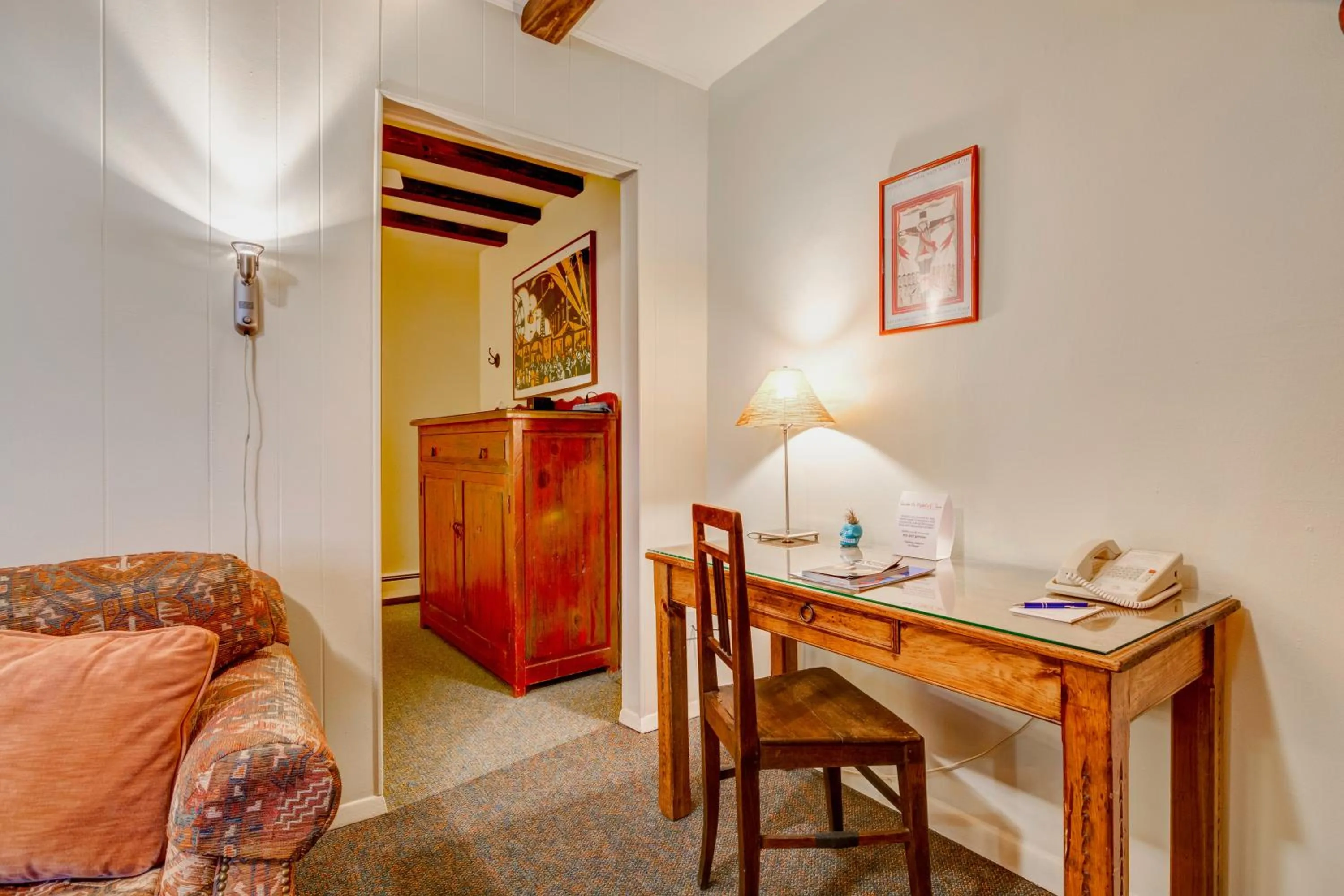 Seating area in Santa Fe Motel & Inn