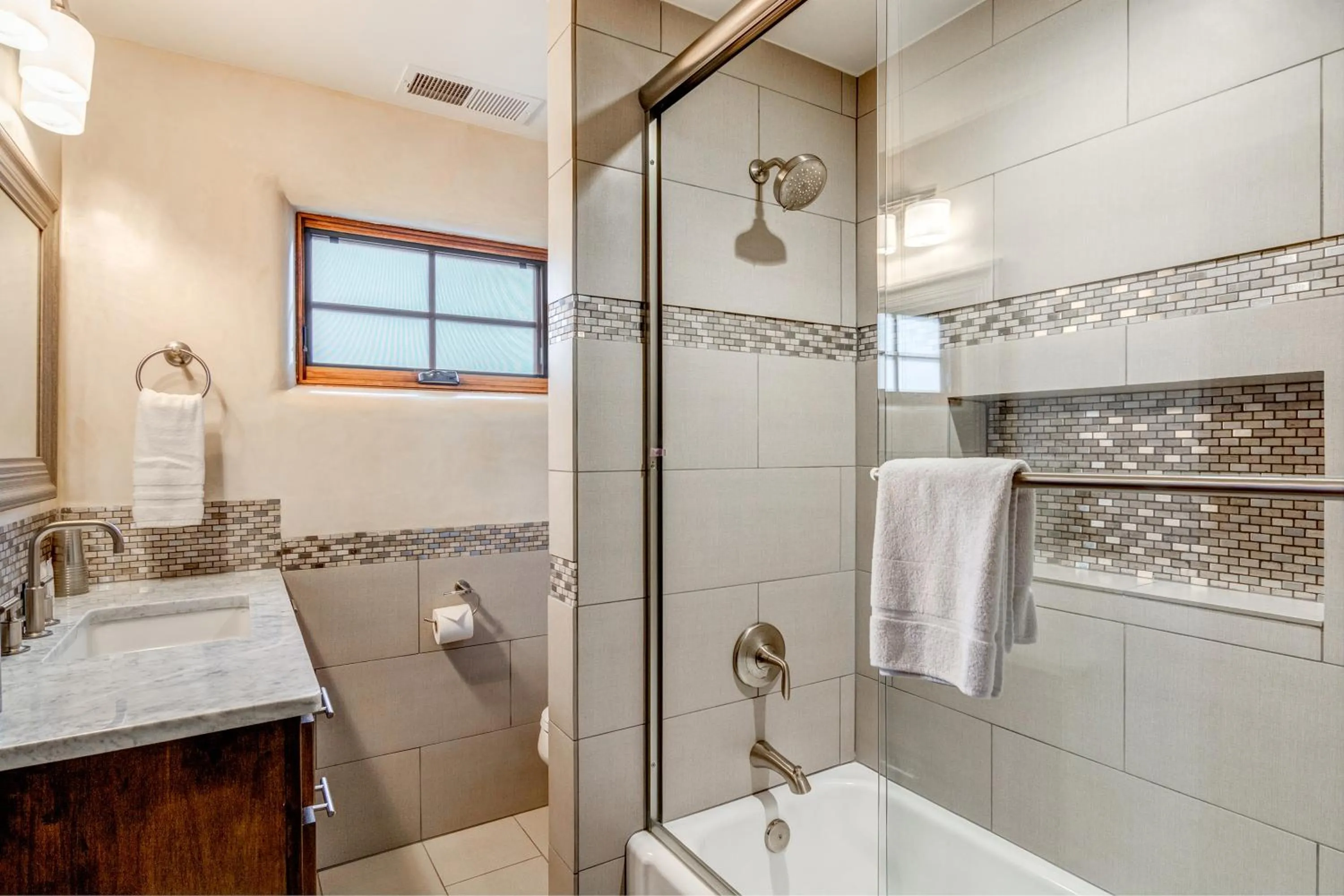 Bathroom in Santa Fe Motel & Inn