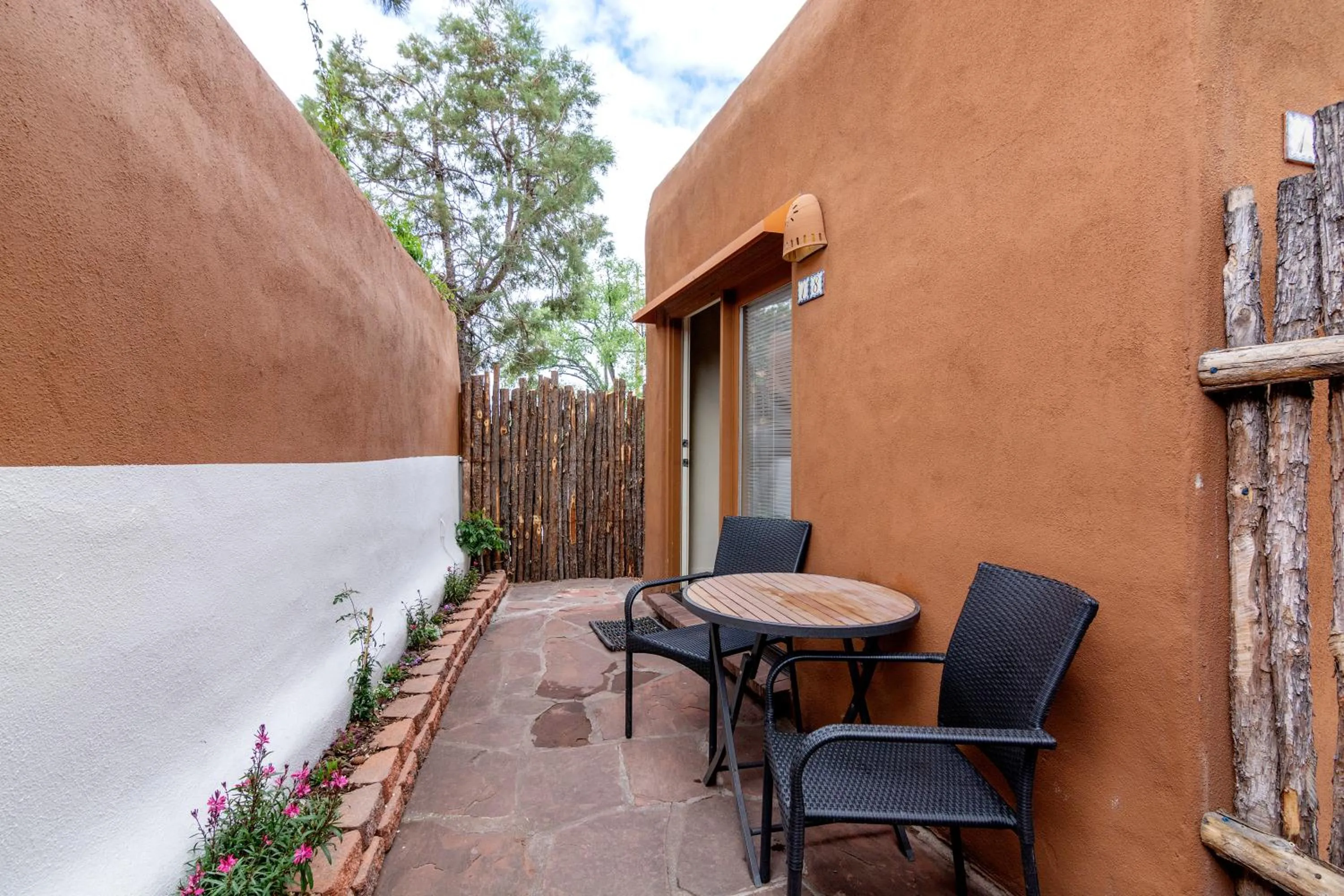 Patio in Santa Fe Motel & Inn