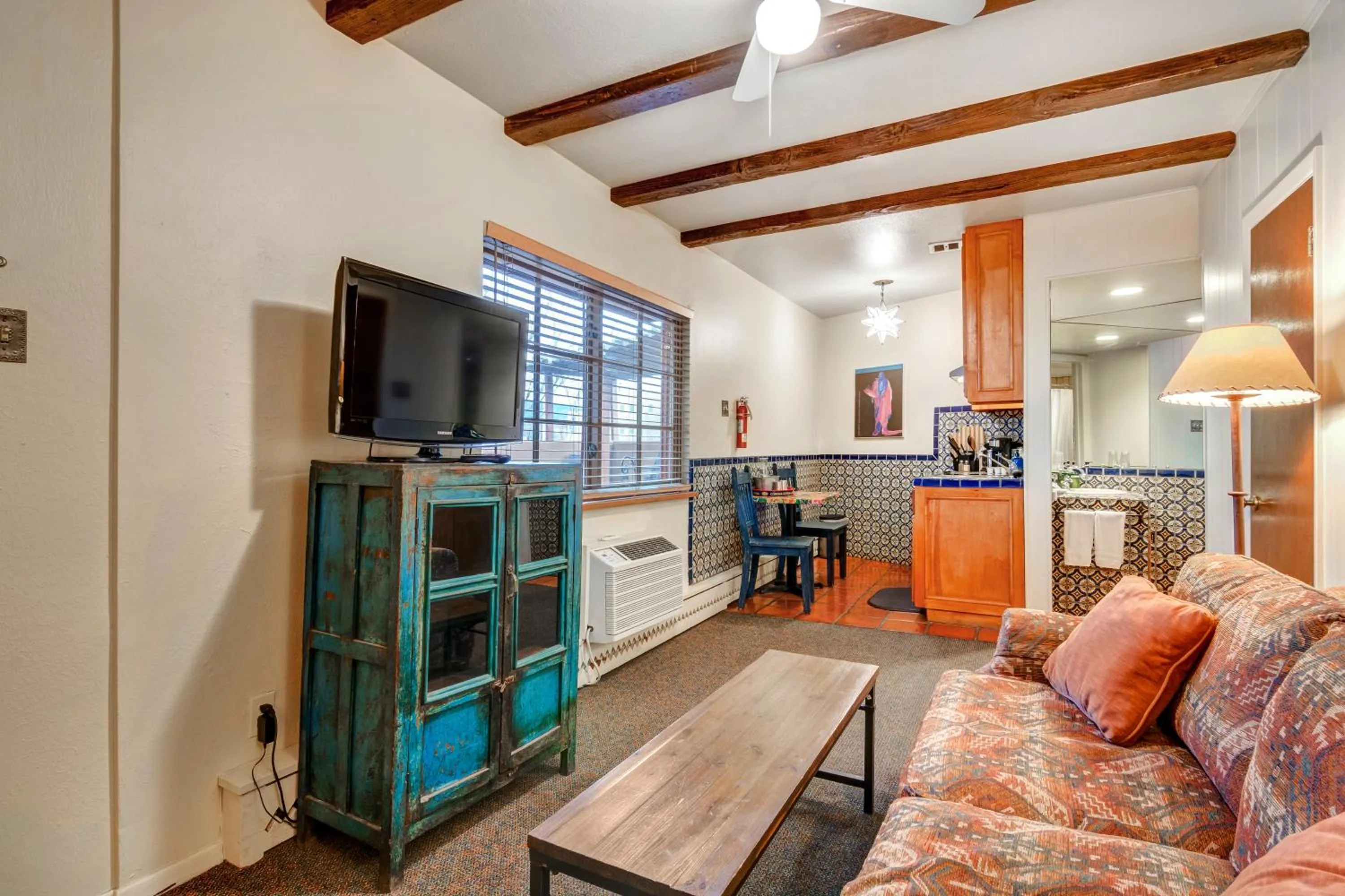 TV and multimedia in Santa Fe Motel & Inn