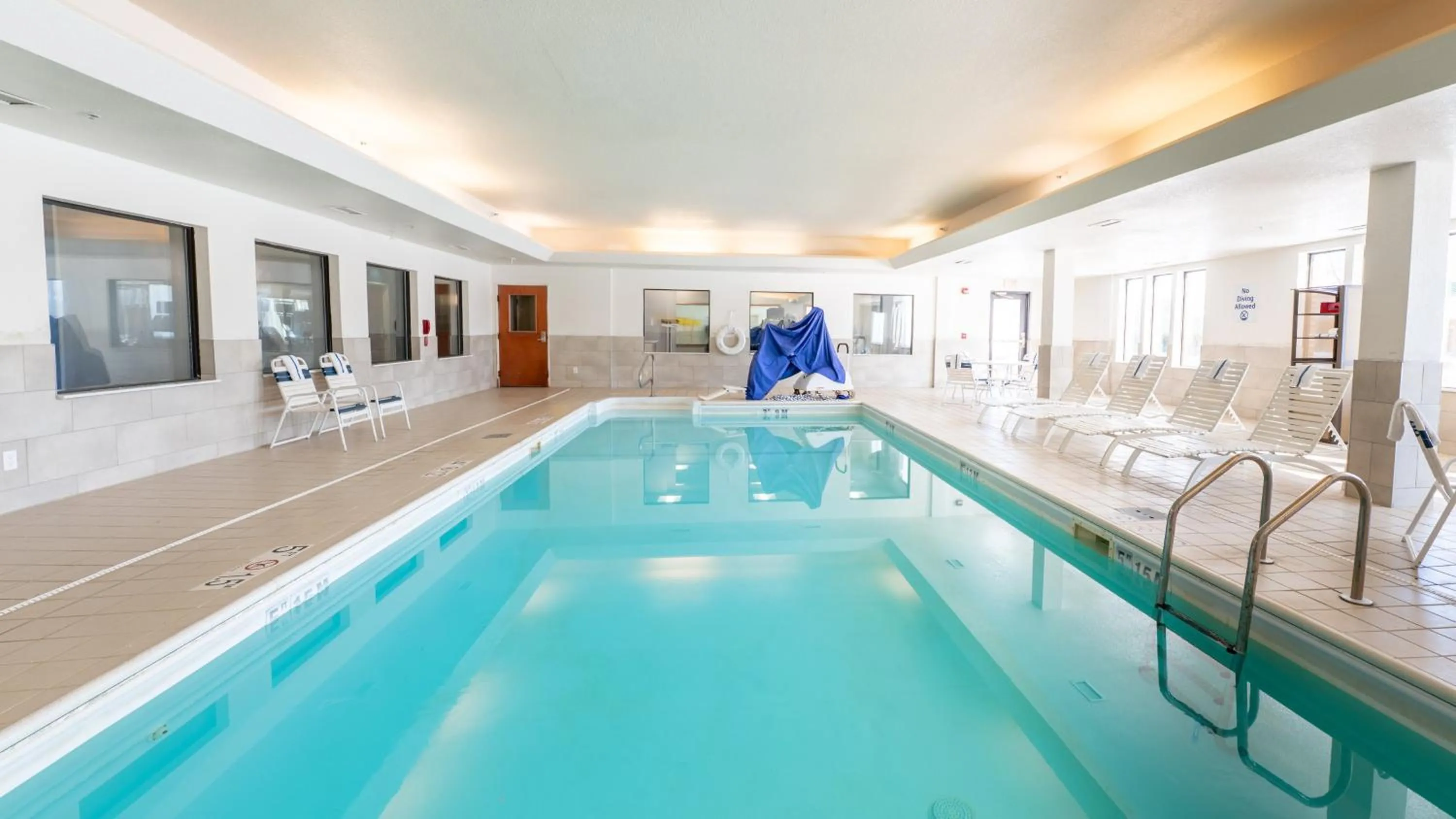 Swimming pool in Holiday Inn Express Hotel & Suites Anderson by IHG