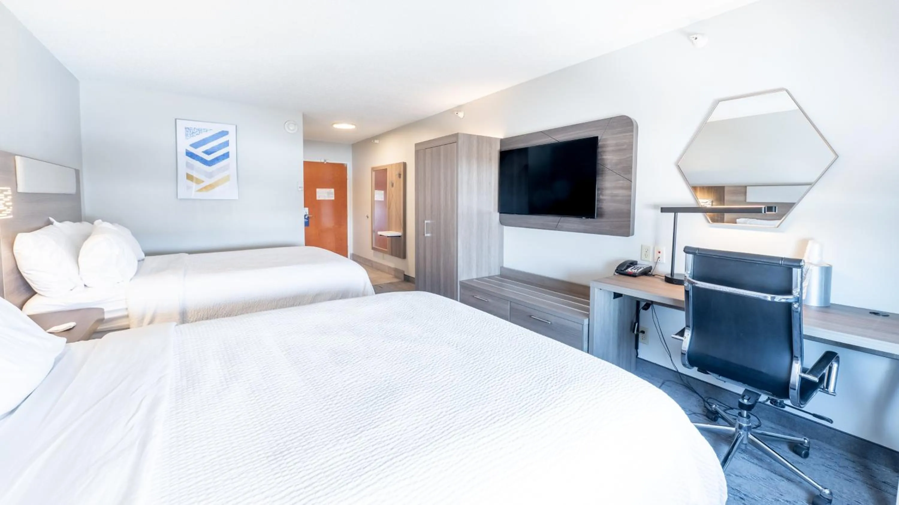 Photo of the whole room, Bed in Holiday Inn Express Hotel & Suites Anderson by IHG