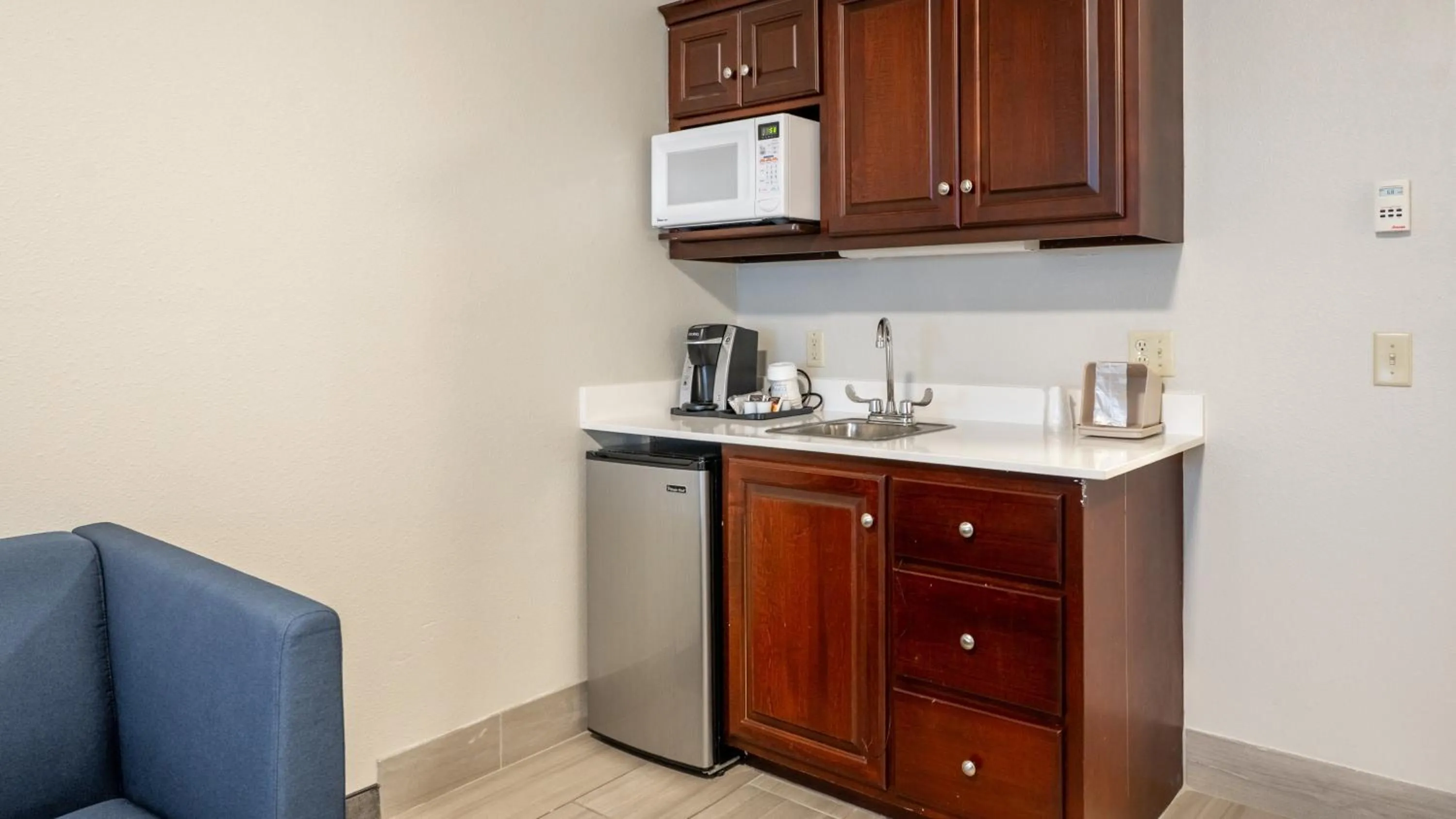 Photo of the whole room in Holiday Inn Express Hotel & Suites Anderson by IHG