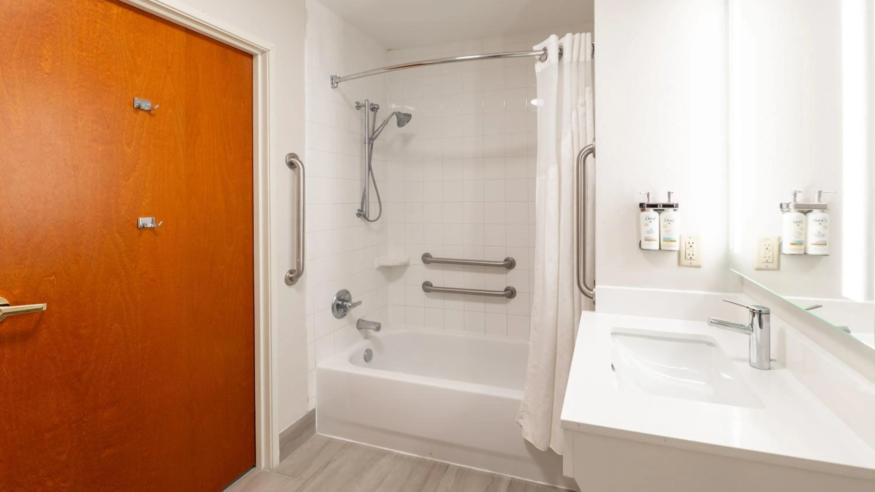 Bathroom in Holiday Inn Express Hotel & Suites Anderson by IHG