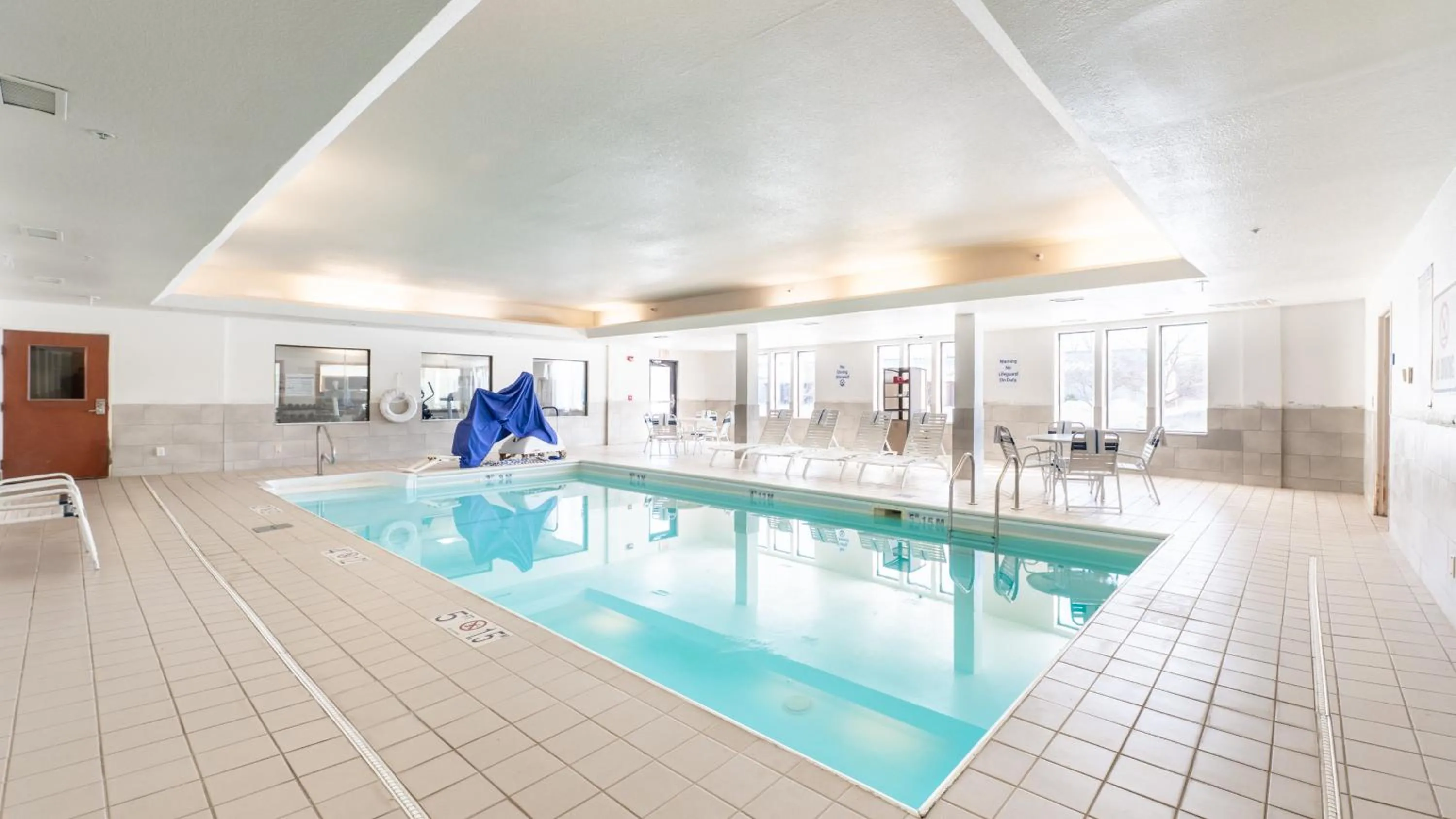 Swimming pool in Holiday Inn Express Hotel & Suites Anderson by IHG