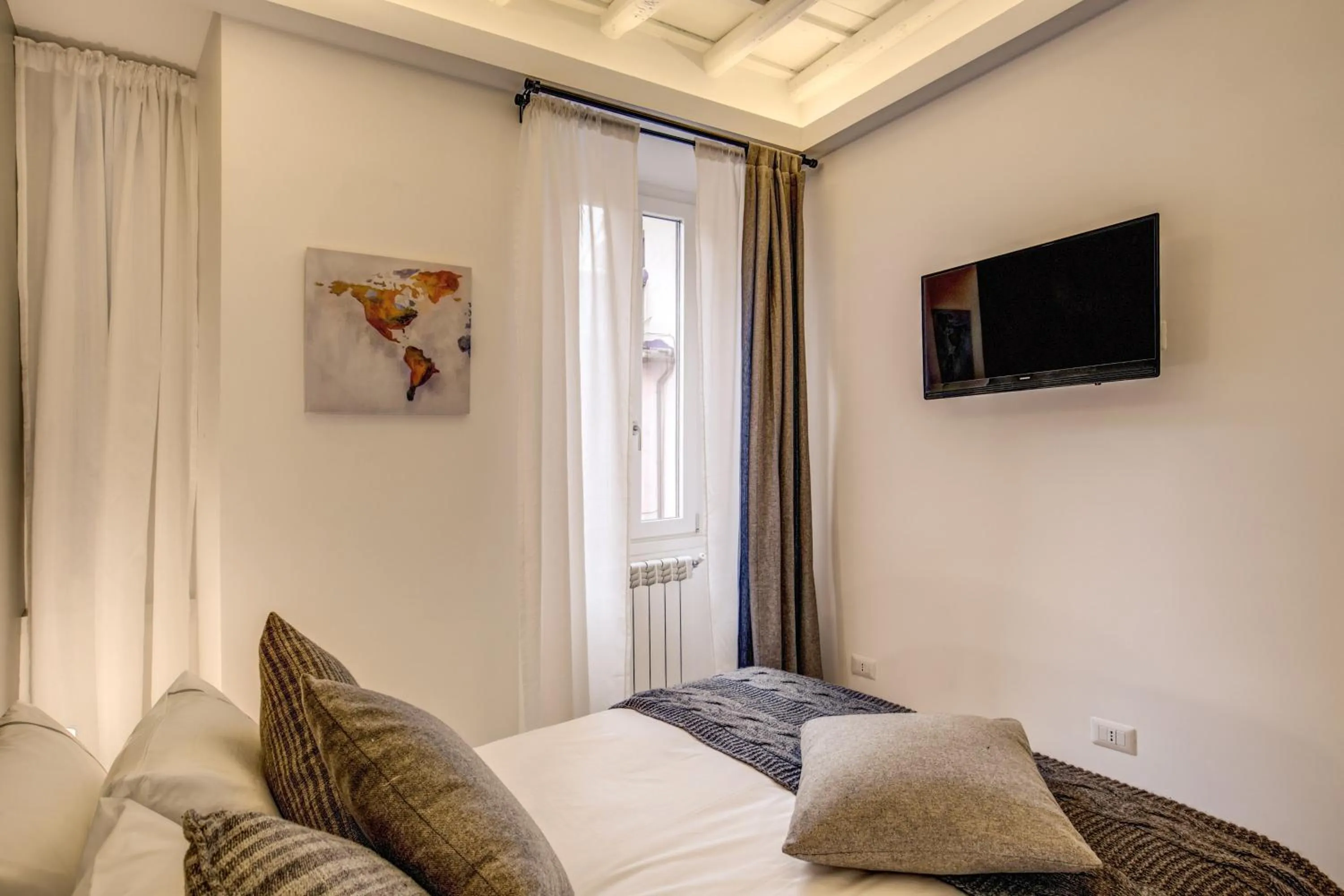 Decorative detail, Bed in Dimore Costaguti