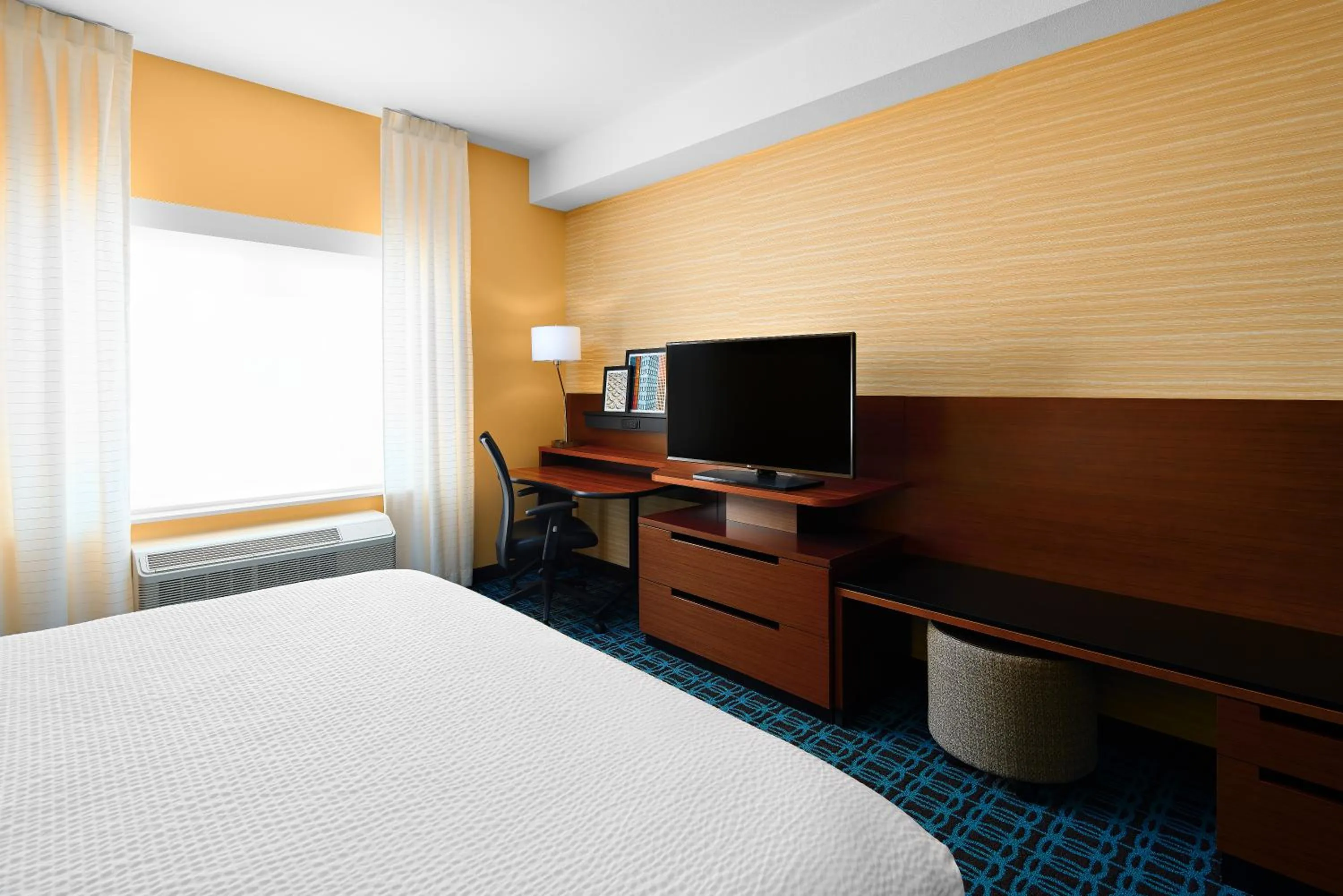 Property building, Bed in Fairfield Inn & Suites by Marriott Fresno Yosemite International Airport