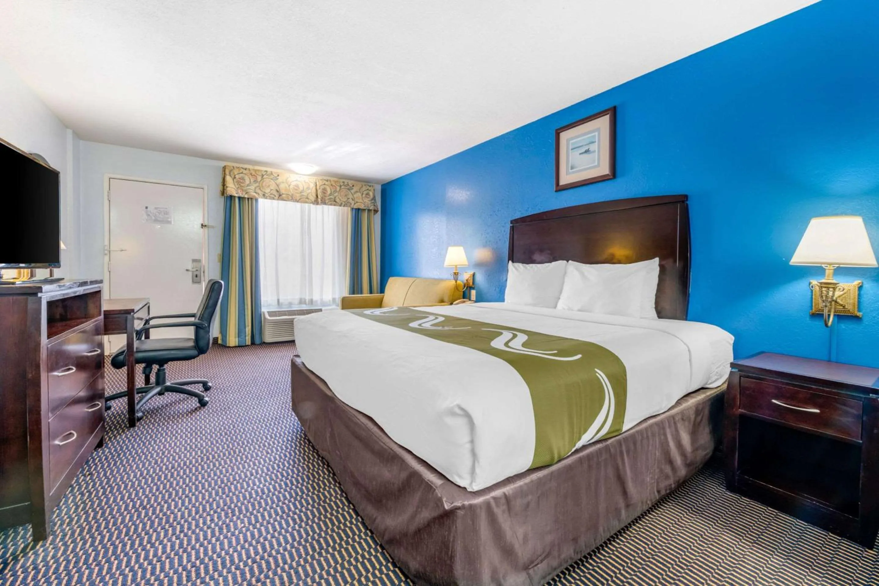 Bedroom, Bed in Quality Inn Sarasota North Near Lido Key Beach