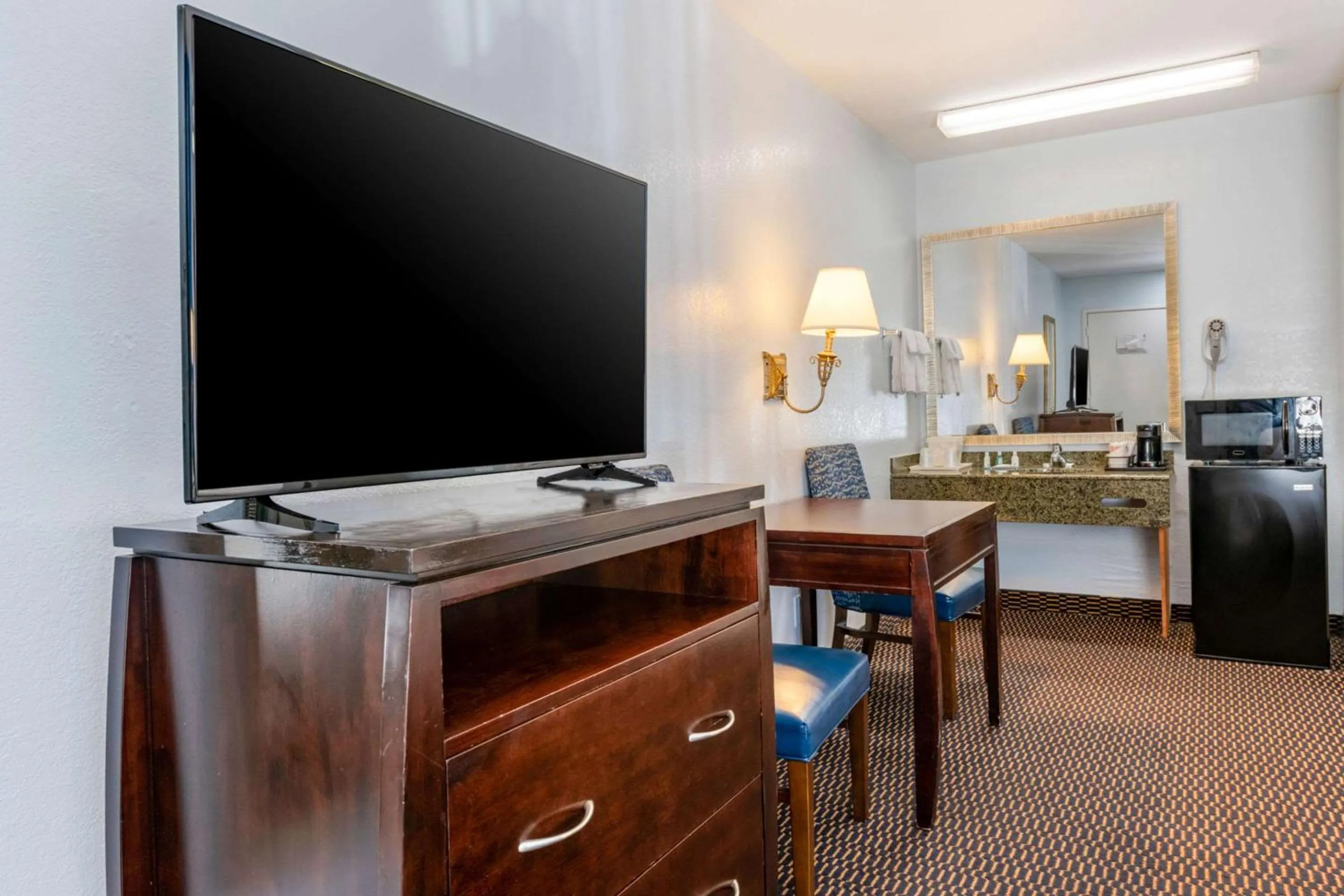 Bedroom in Quality Inn Sarasota North Near Lido Key Beach