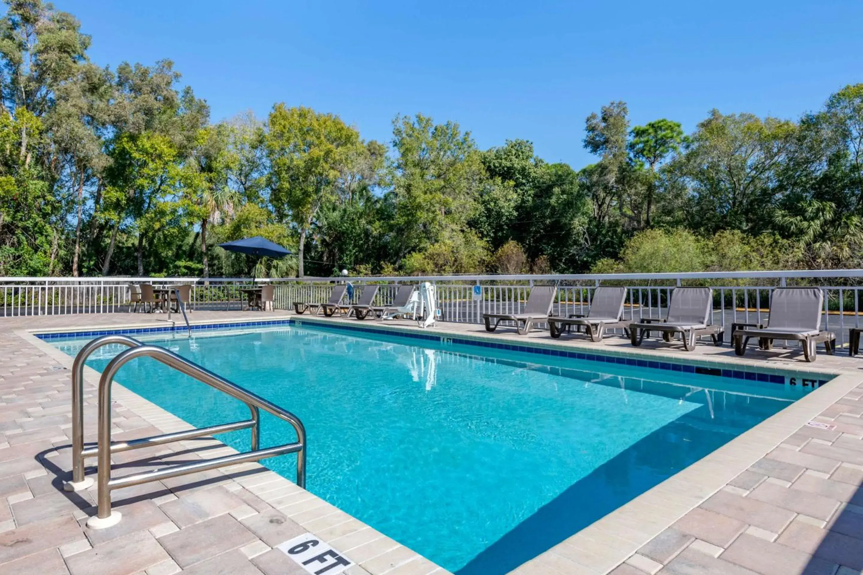 Swimming pool in Quality Inn Sarasota North Near Lido Key Beach Swimming pool in Quality Inn Sarasota North Near Lido Key Beach
