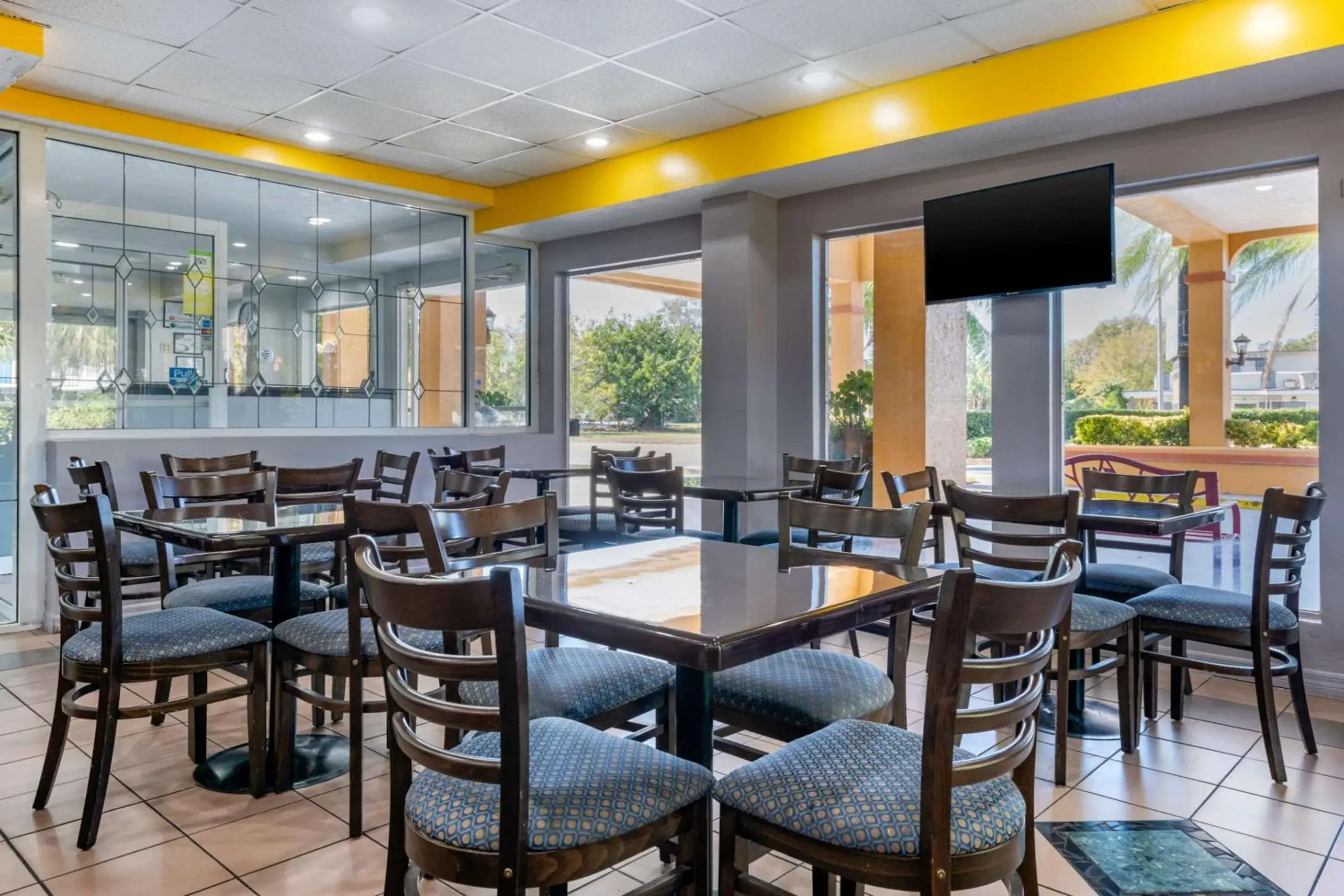 Breakfast in Quality Inn Sarasota North Near Lido Key Beach Breakfast in Quality Inn Sarasota North Near Lido Key Beach