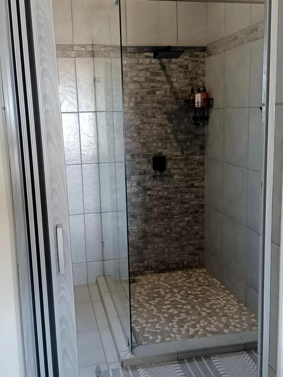Shower in Oppi Draai Guesthouse